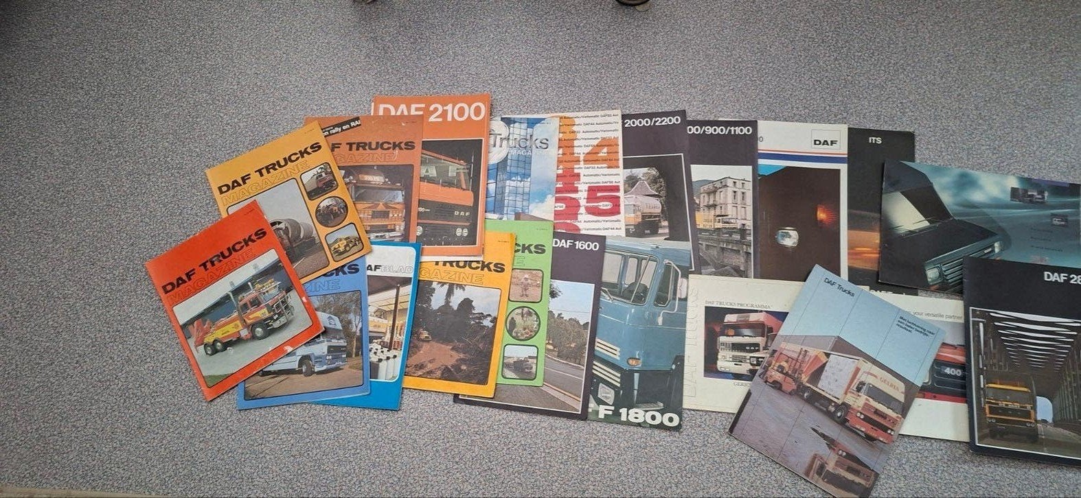 21 DAF Trucks brochures - Diverse modellen en jaren, Ophalen of Verzenden, Gelezen, Overige merken