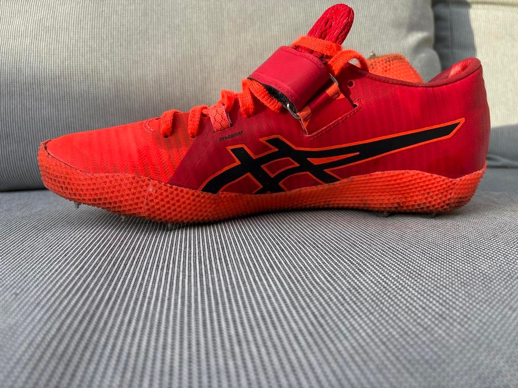 Asics Spikes Speerwerpen/Hoogspringen - Rood maat 45!, Gebruikt, Ophalen of Verzenden, Overige sporten, Spikes