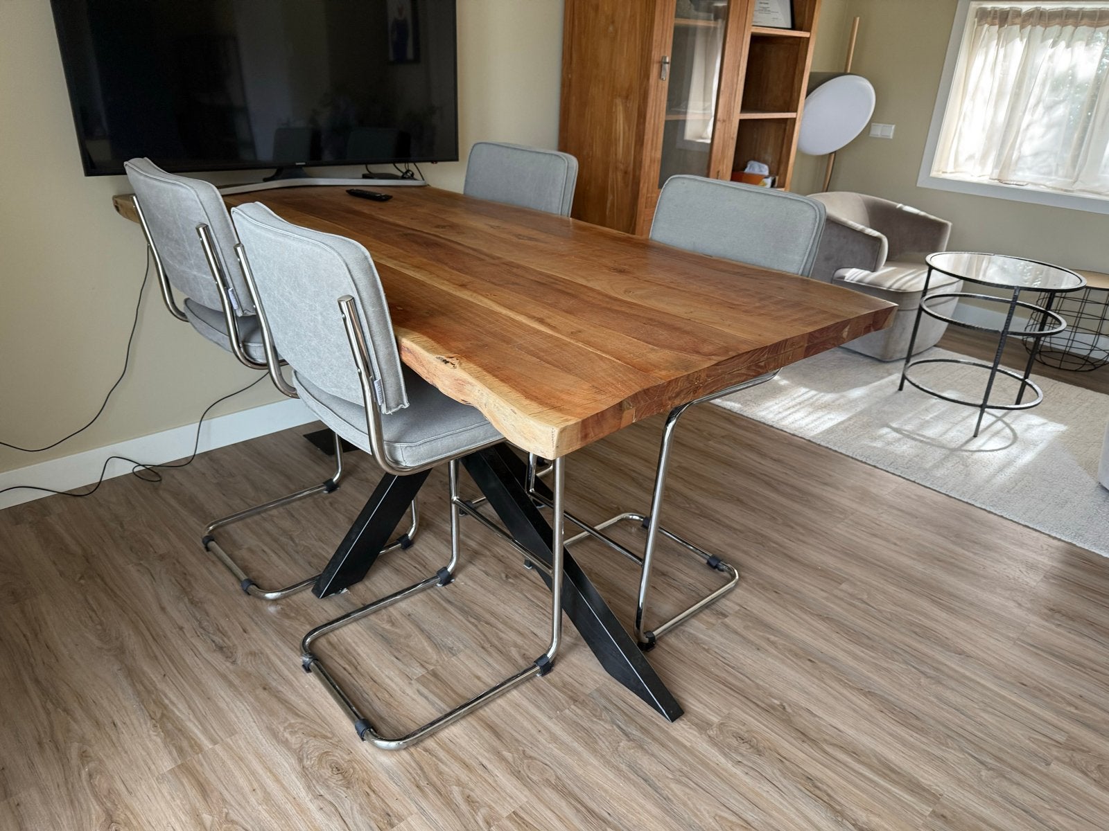 Massief houten tafel met 4 barkrukken, Ophalen, Gebruikt