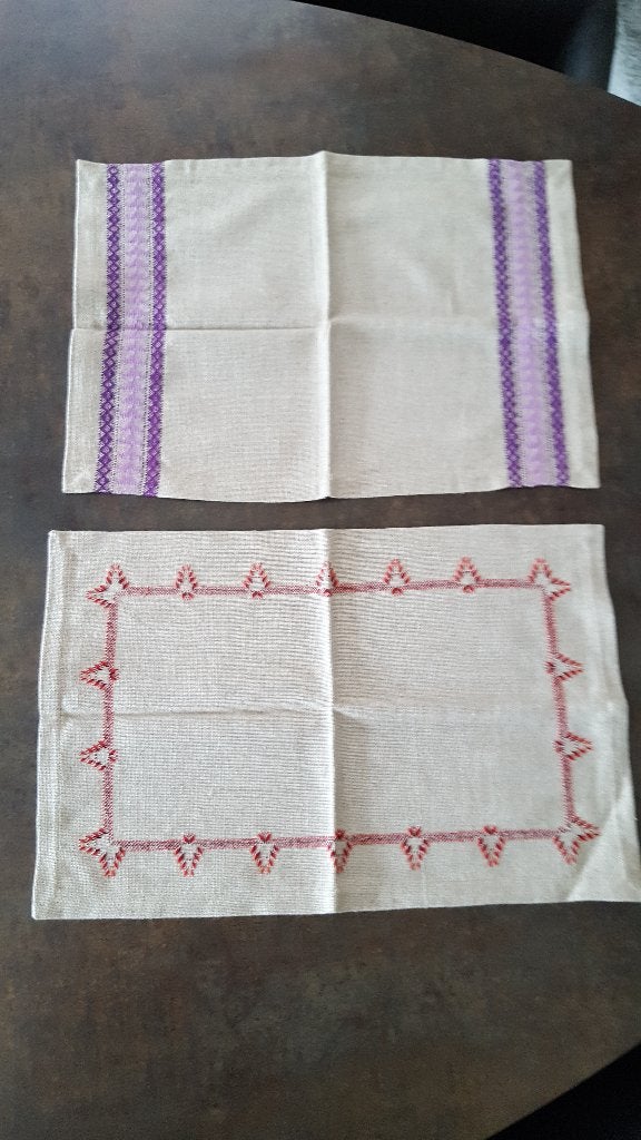 kleedje / placemat 2 stuks handborduurwerk jaren 70, Linnen, Handgemaakt, Ophalen of Verzenden, Zo goed als nieuw