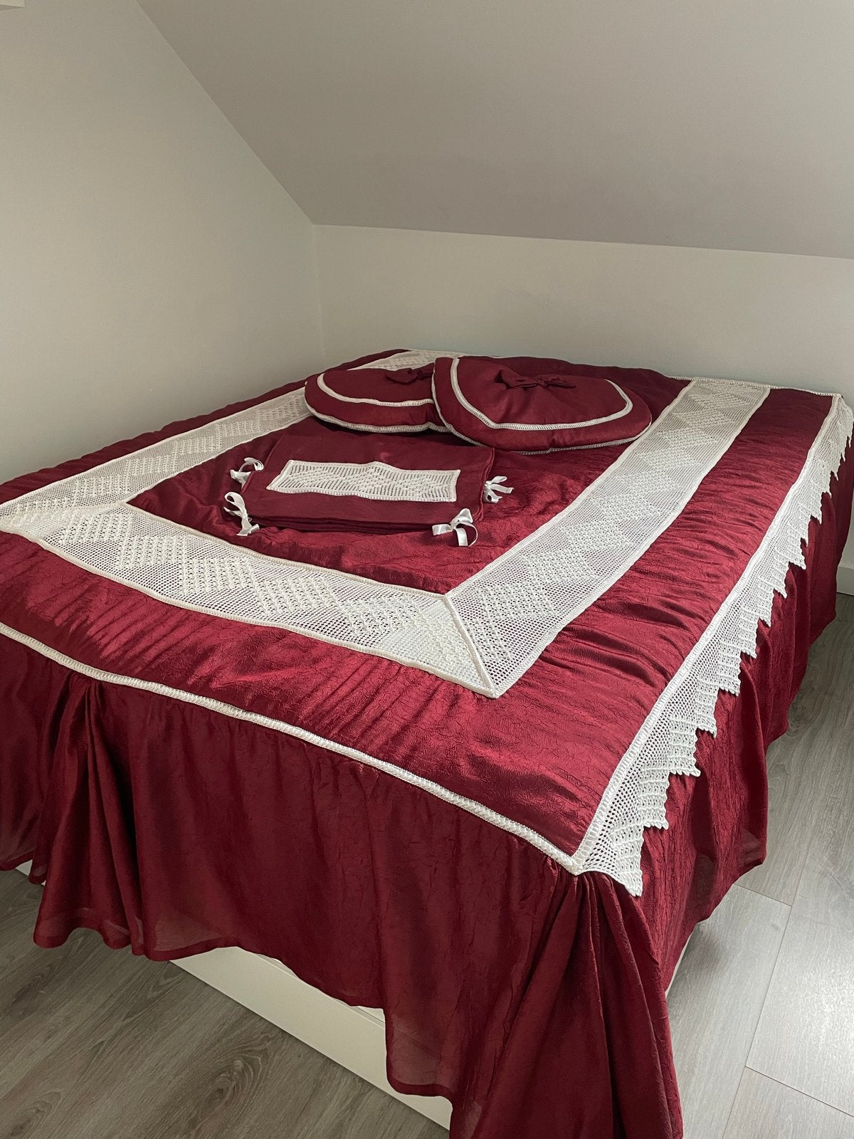 Prachtige bordeauxrode beddensprei met gehaakte details, Ophalen, Tweepersoons, Zo goed als nieuw, Rood