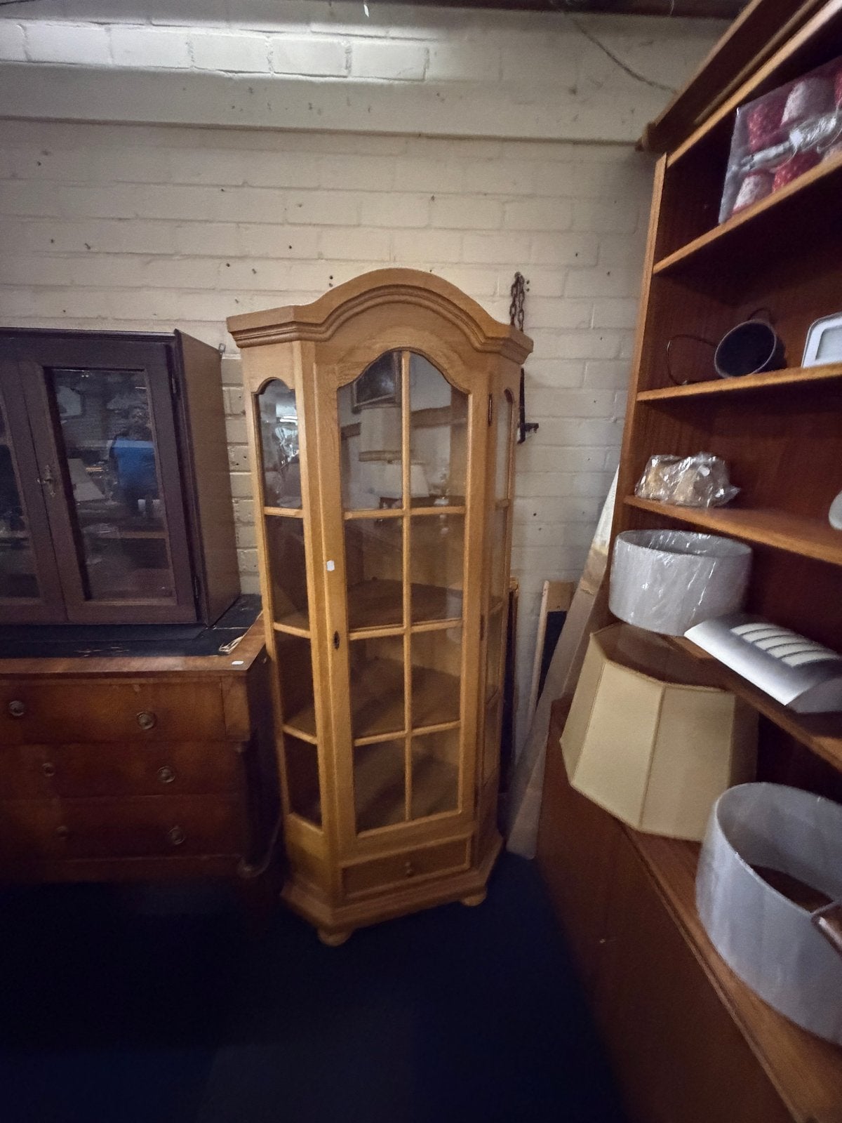 Elegante houten hoekkast met glazen deuren, Ophalen of Verzenden, Gebruikt