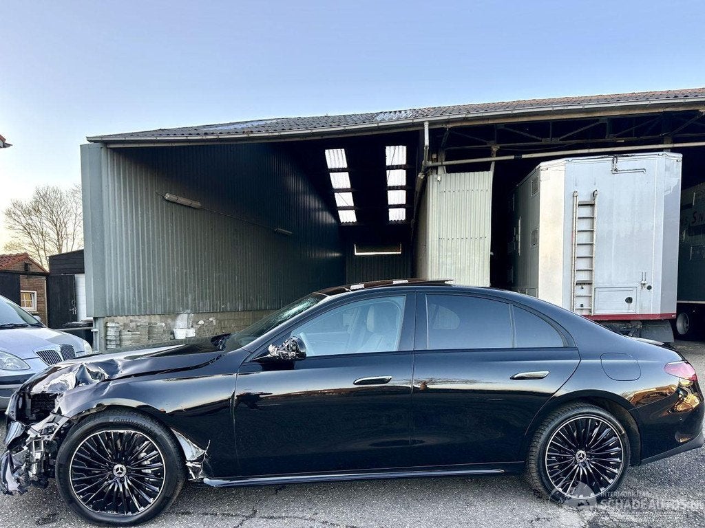 Mercedes-Benz E-Klasse 300e Hybrid 268pk aut + f1 AMG-Line -, Automaat, Zwart, Mercedes-Benz, Hybride Elektrisch/Benzine