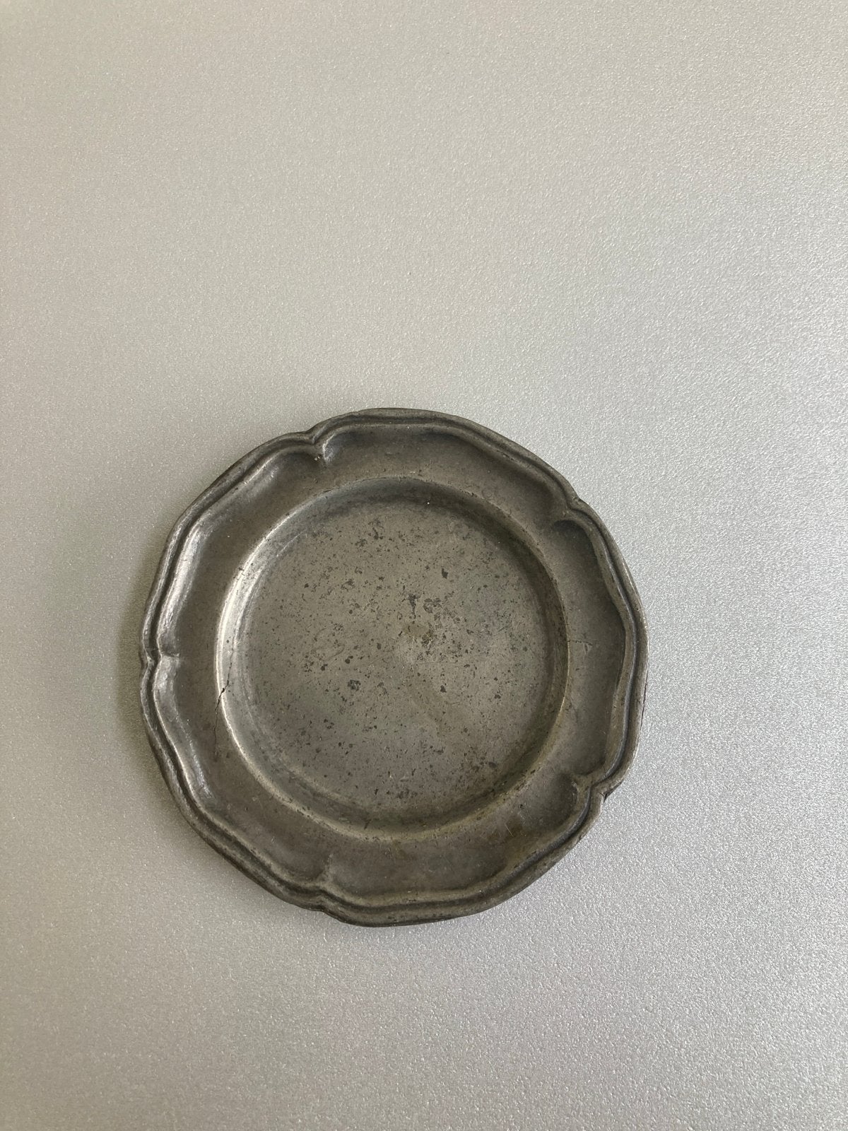 Antiek tinnen bordje met engelen reliëf, Ophalen of Verzenden