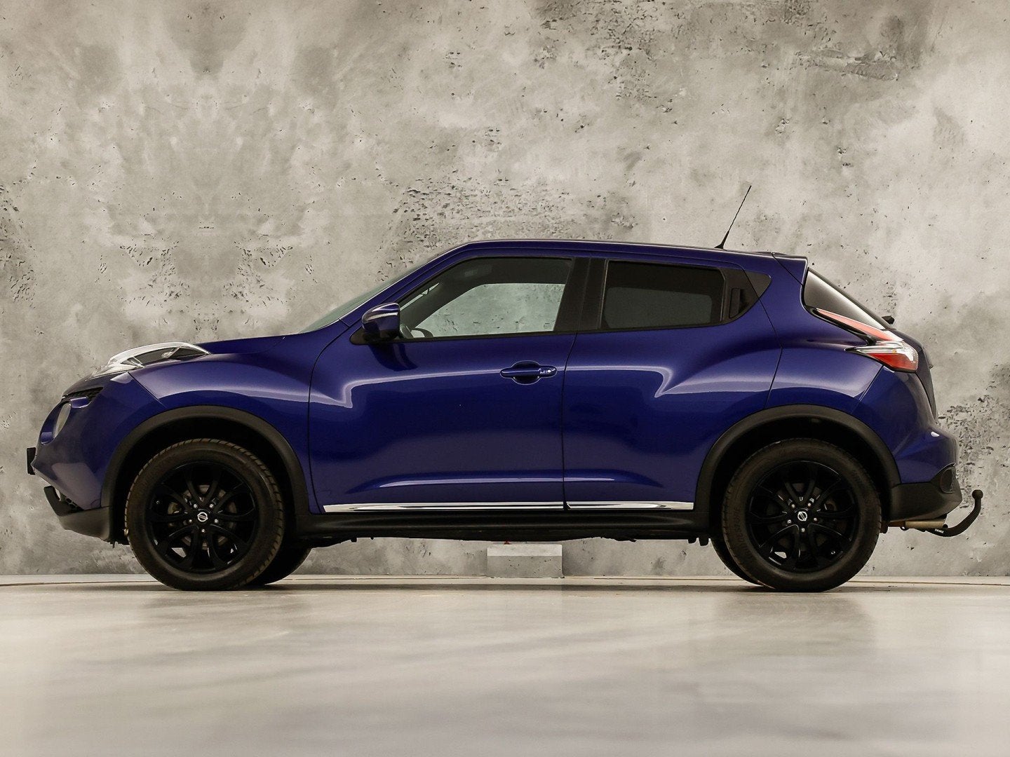 Nissan Juke 1.6 Sport Automaat (NAVIGATIE, CLIMATE, 360 CAME, Zwart, Blauw, Alcantara, 49 €/maand