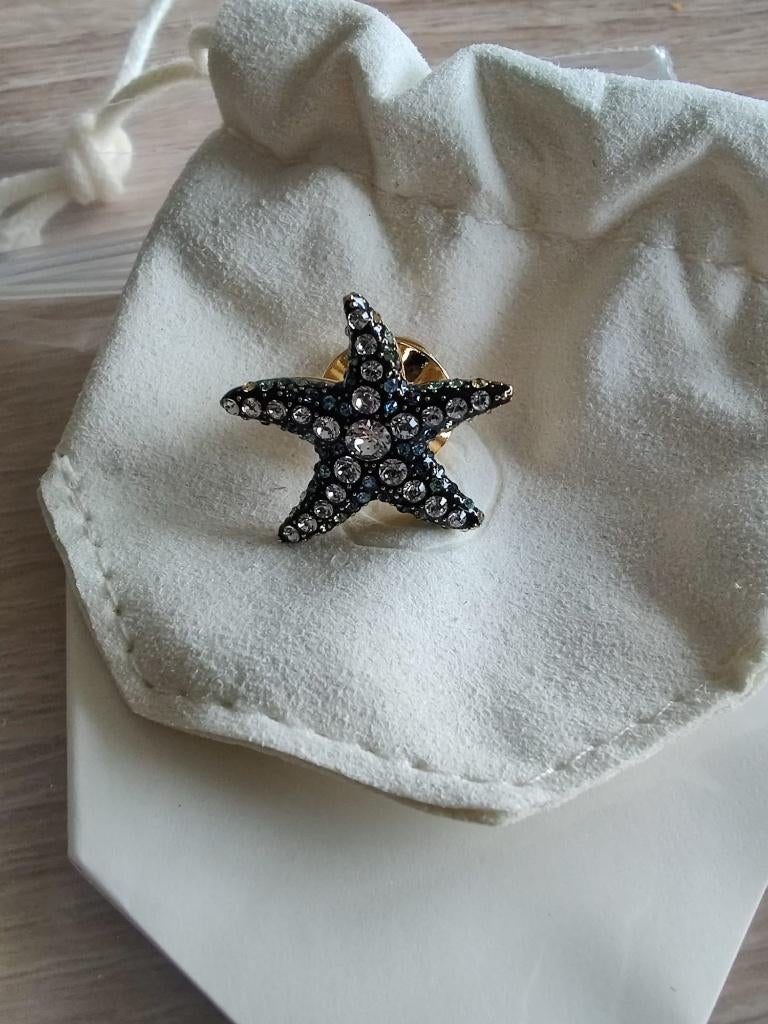 Swarovski 2025 Idyllia Viplounge Kristalwelten Zeester.Pin, Verzamelen, Swarovski, Swarovski@.com, Verzenden, Wattens, Nieuw