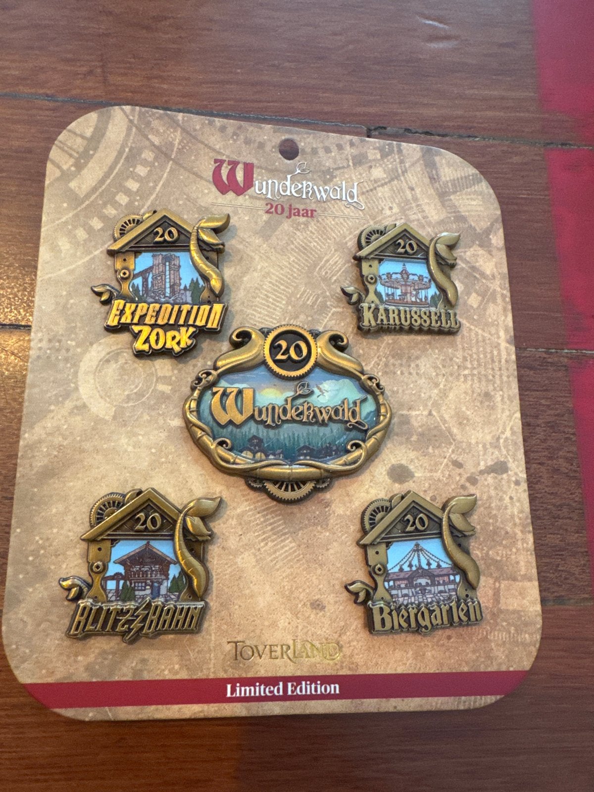 Toverland Wunderwald 20 Jaar Limited Edition Speldjes Set, Ophalen of Verzenden, Nieuw, Overige onderwerpen, Speldje of Pin