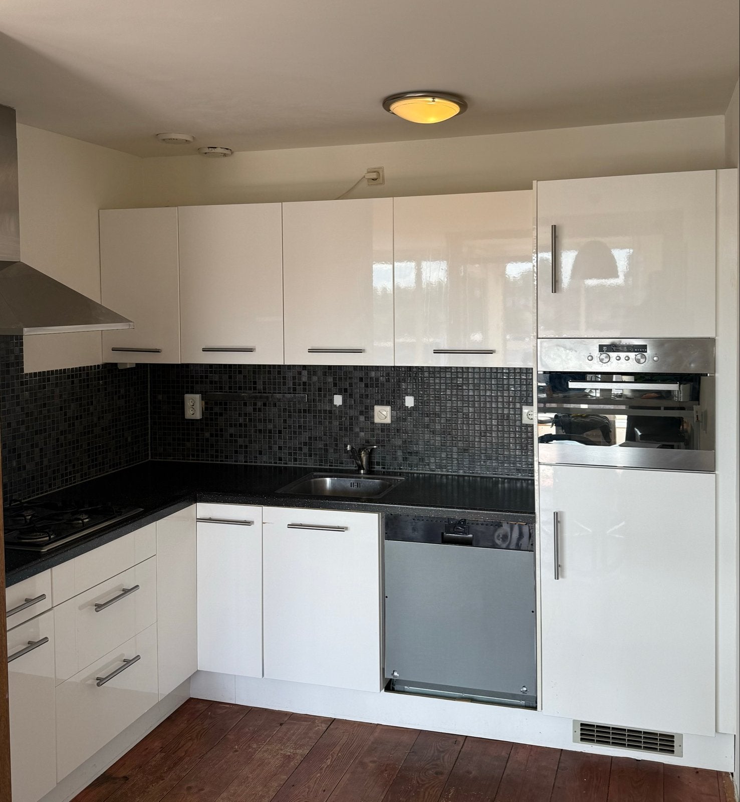 Gratis Ikea hoekkeuken met apparatuur - zelf demonteren, Huis en Inrichting, Keuken | Complete keukens, Ophalen, Gebruikt, Wit