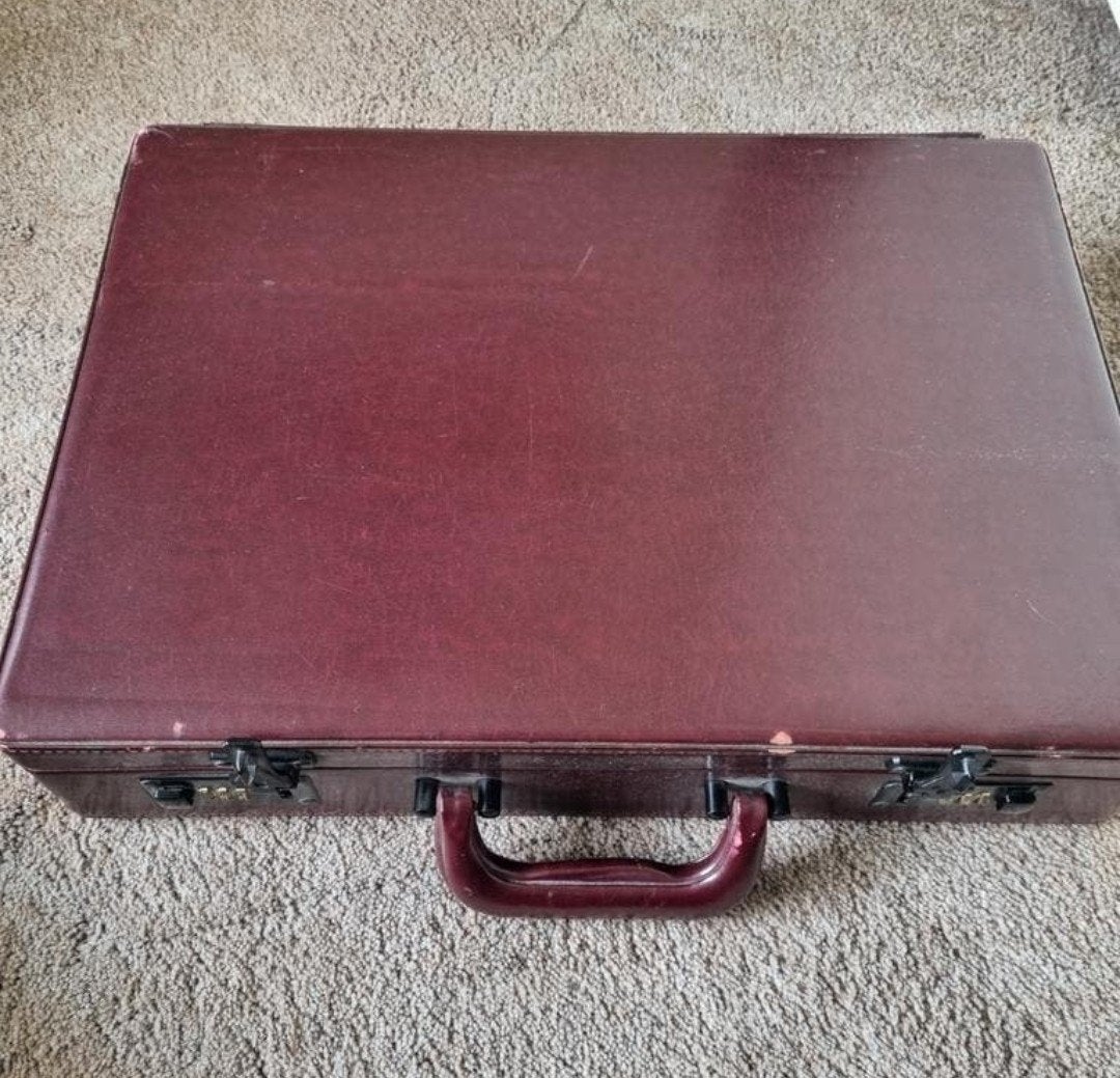 Leuke donkerrode/bruine attaché koffer. Rookvrij huis!, Gebruikt, Slot, Ophalen of Verzenden, Minder dan 50 cm