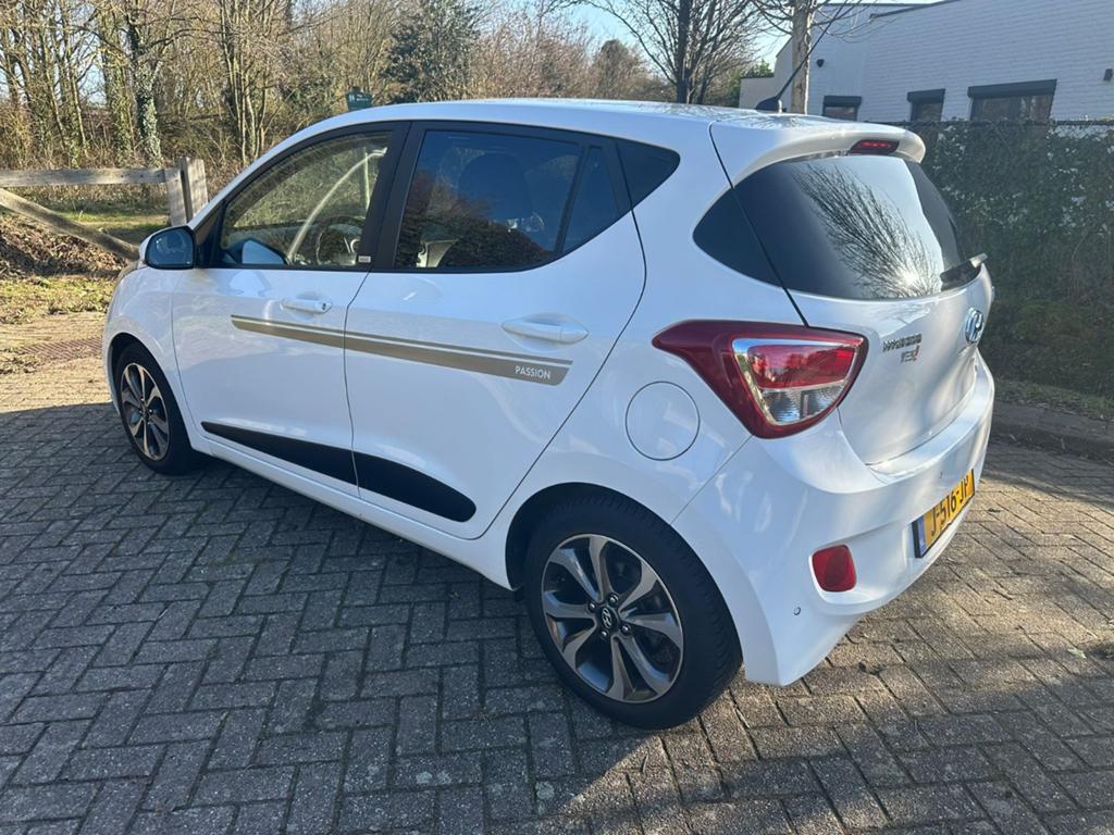 Hyundai i10 1.2L Passion • Cruise • Stoel/Stuur verwarming•, Auto's, Hyundai, Voorwielaandrijving, 4 cilinders, Wit, Handgeschakeld