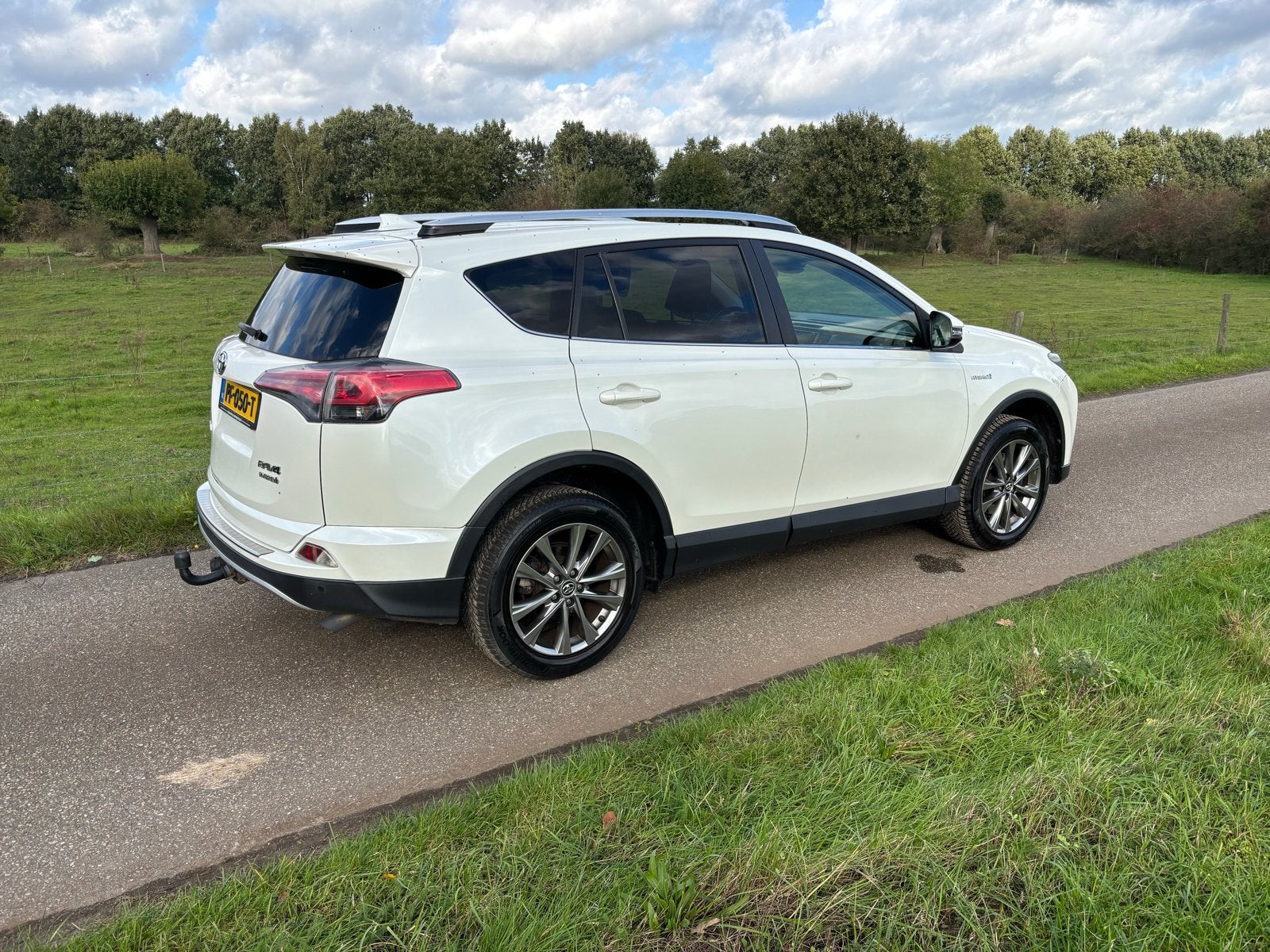 Toyota RAV4 2.5 HYBRID AWD 2016 wit, Auto's, Automaat, 1650 kg, Wit, Vierwielaandrijving