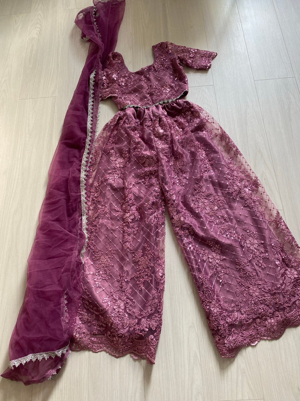 Prachtige paarse Indiase jurk met broek en sjaal, Kleding | Dames, Gelegenheidskleding, Maat 38/40 (M), Overige typen, Paars, Ophalen of Verzenden
