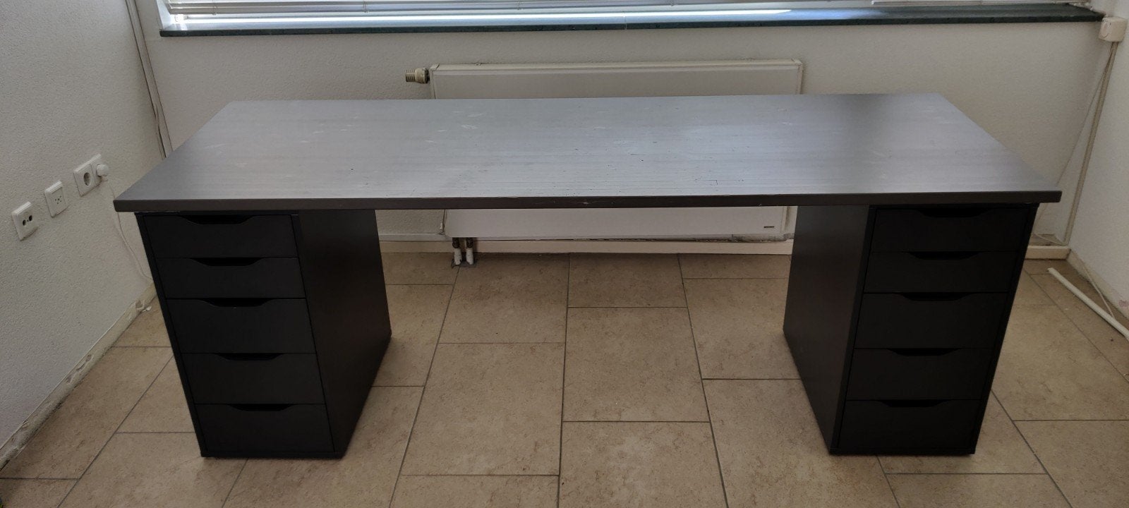 Donkergrijs bureau met 2 ladenblokken en stevig houten blad, Ophalen, Gebruikt