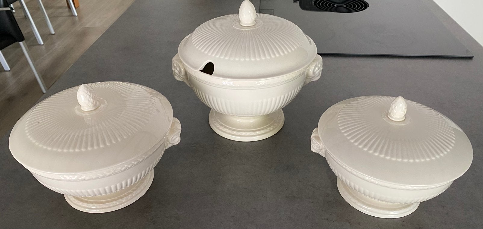 Set van Wedgwood Edme met 2 dekschalen en 1 soepterrine, Ophalen of Verzenden, Zo goed als nieuw, Aardewerk, Schaal of Schalen