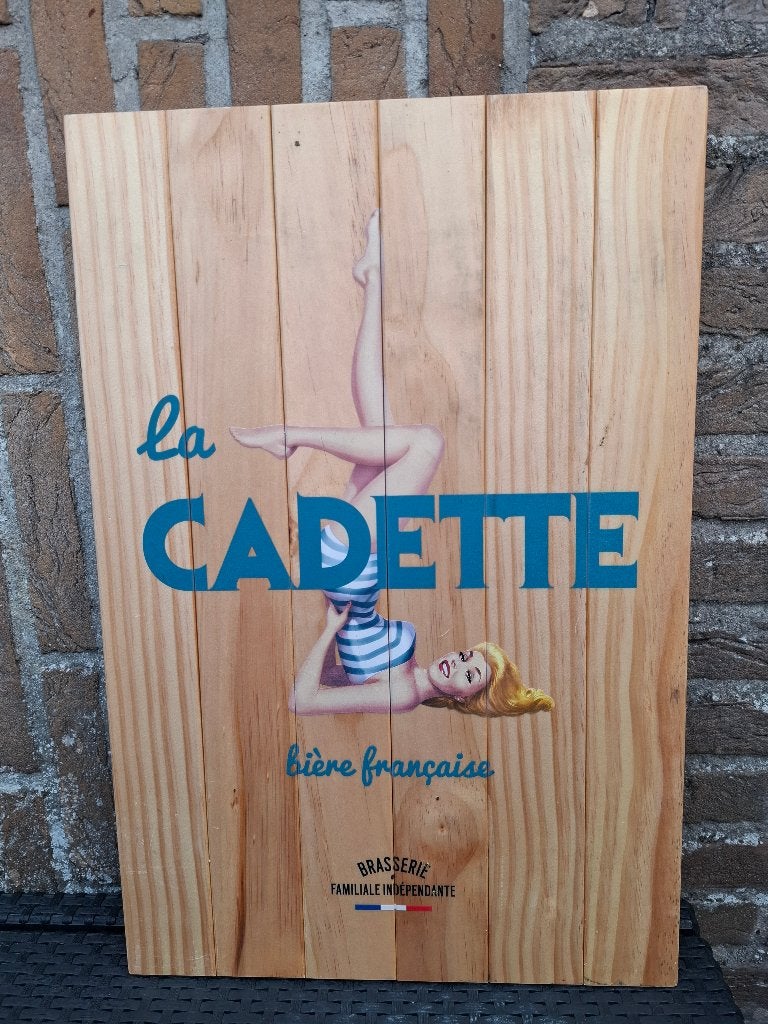 Mooi groot houten reclamebord La Cadette bier (met pin-up), Ophalen of Verzenden, Nieuw, Reclamebord, Plaat of Schild, Overige merken