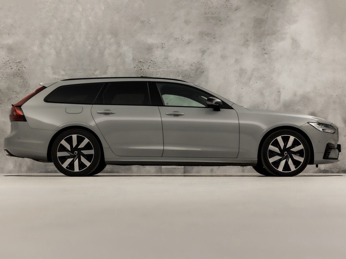 Volvo V90 2.0 T6 Plug-in hybrid AWD Ultimate Dark 350Pk Auto, Auto's, Automaat, 12 maanden, Adaptive Cruise Control, 4 cilinders