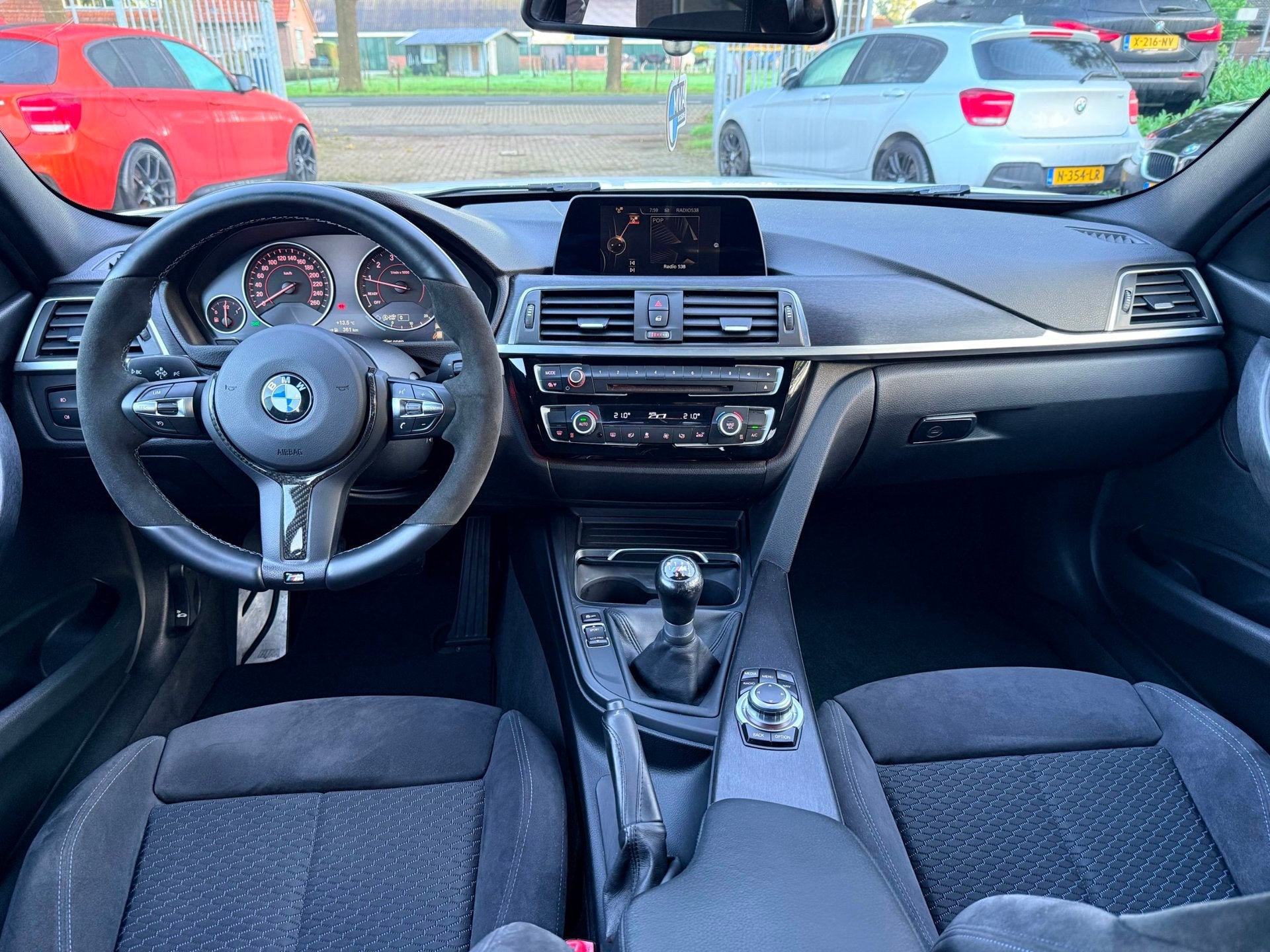 BMW 3-serie 318i M Sport Lci|19 inch M|Navigatie|Cruise cont, Alcantara, Wit, Origineel Nederlands, Handgeschakeld