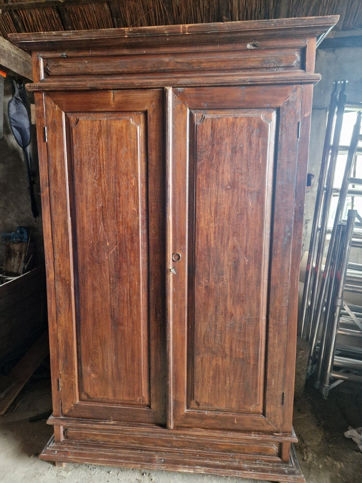 Antieke massief houten linnenkast, Ophalen