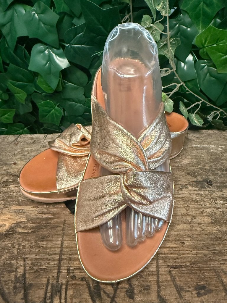 Nieuwe mooie leren slippers van Fitflop maat 38, Nieuw, Ophalen of Verzenden, Fitflop, Roze