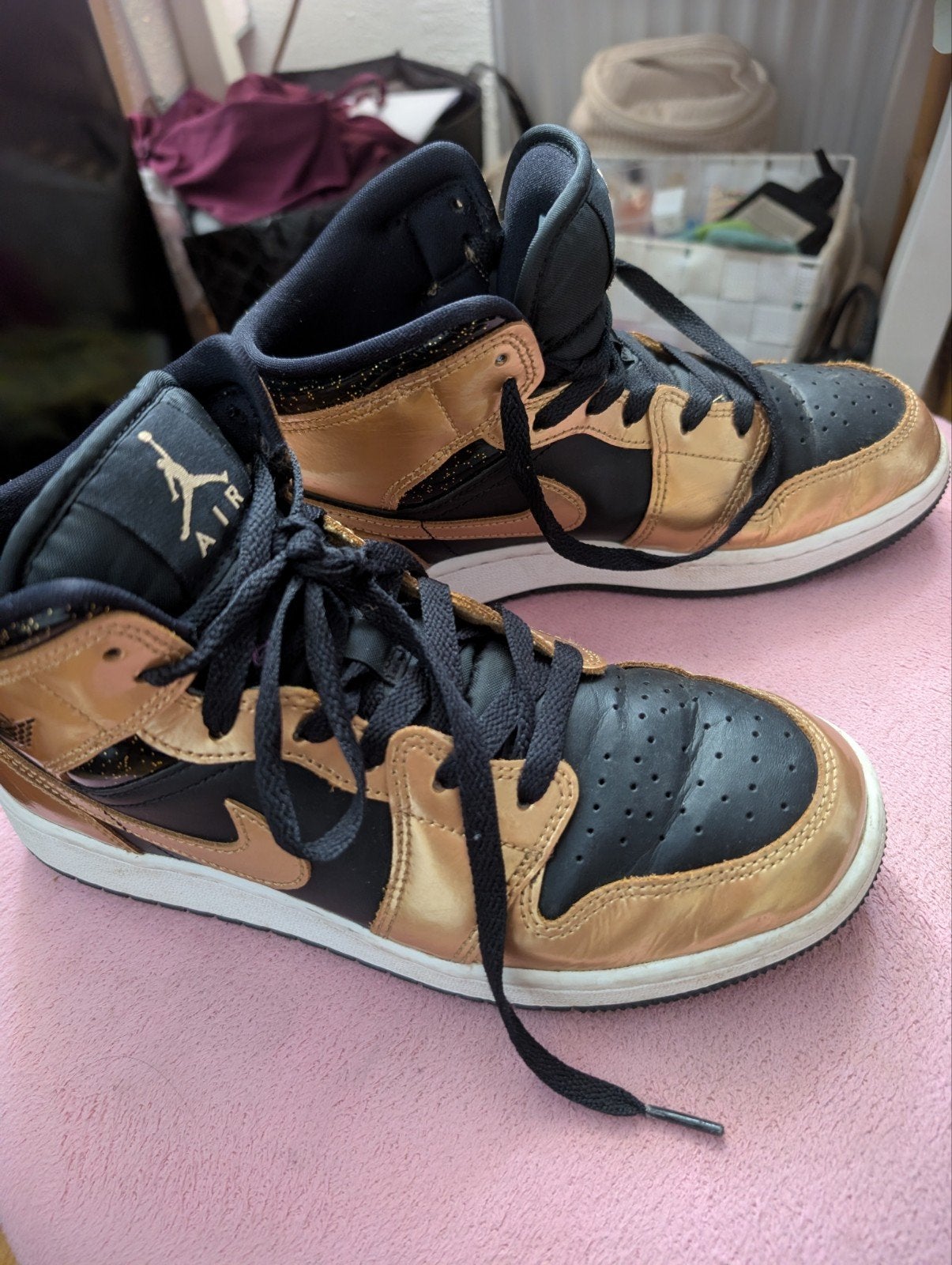Nike Air Jordan 1 Mid GS Metallic Gold Zwart Maat 36, Kinderen en Baby's, Ophalen of Verzenden, Jongen of Meisje
