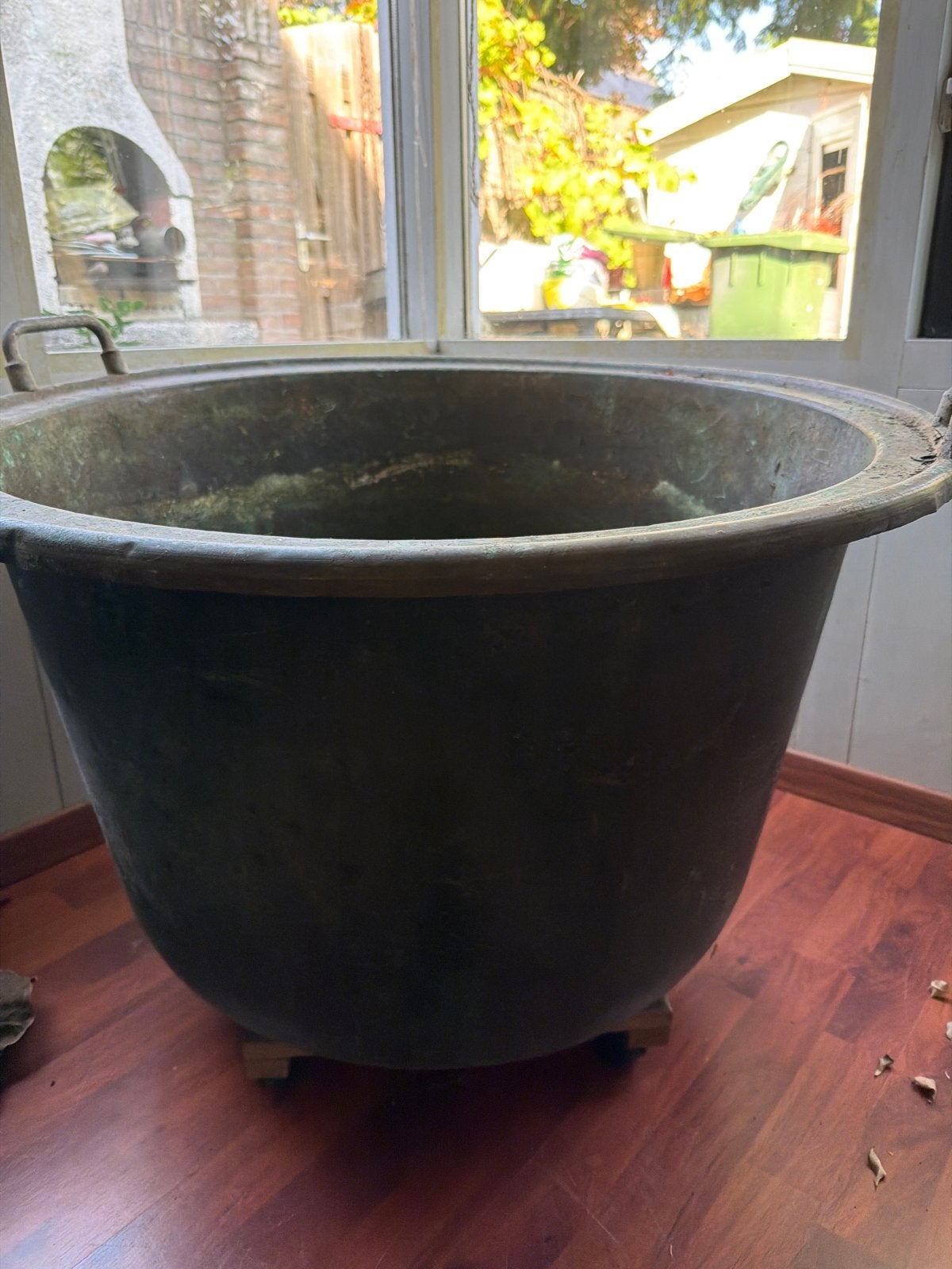 Ophalen  waakre. Grote antieke koperen ketel met handvatten, Ophalen, Koper