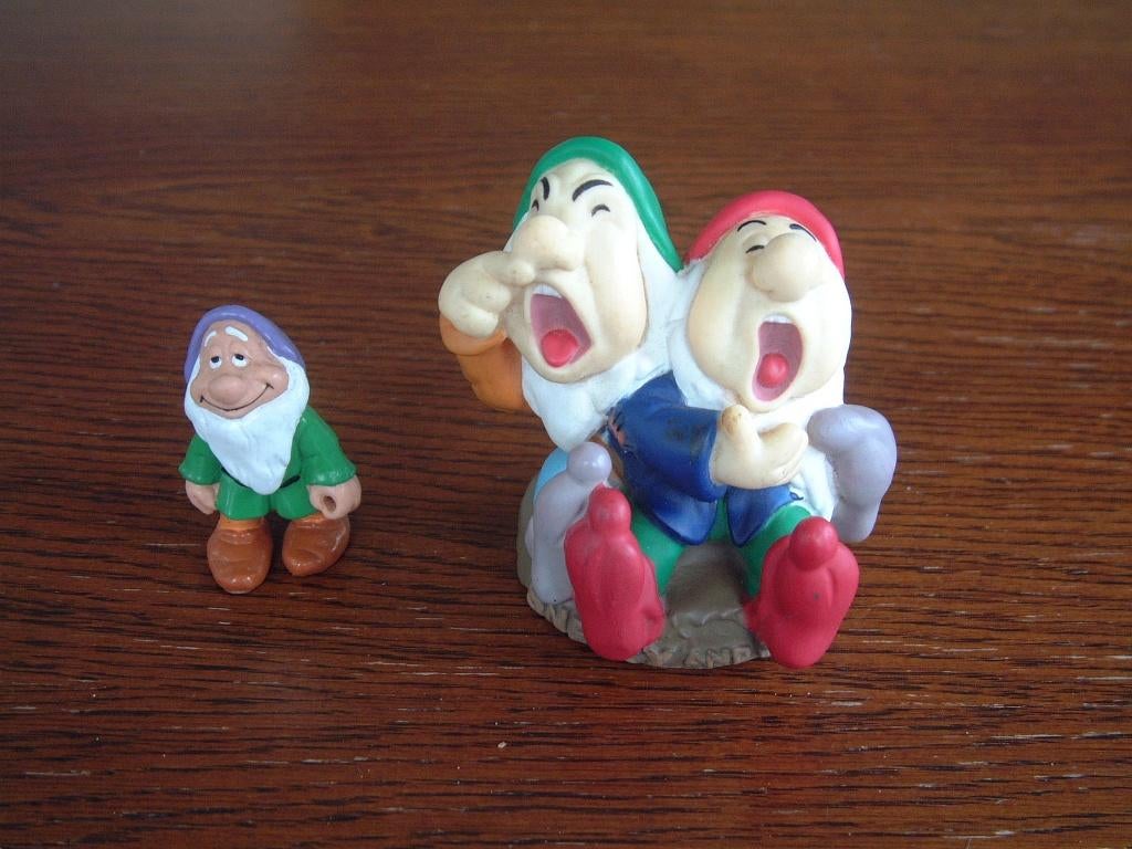 3 dwergen Sleepy Sneezy Disney Grosvenor en 1 van Bullyland, Ophalen of Verzenden, Sneeuwwitje of Doornroosje, Beeldje of Figuurtje