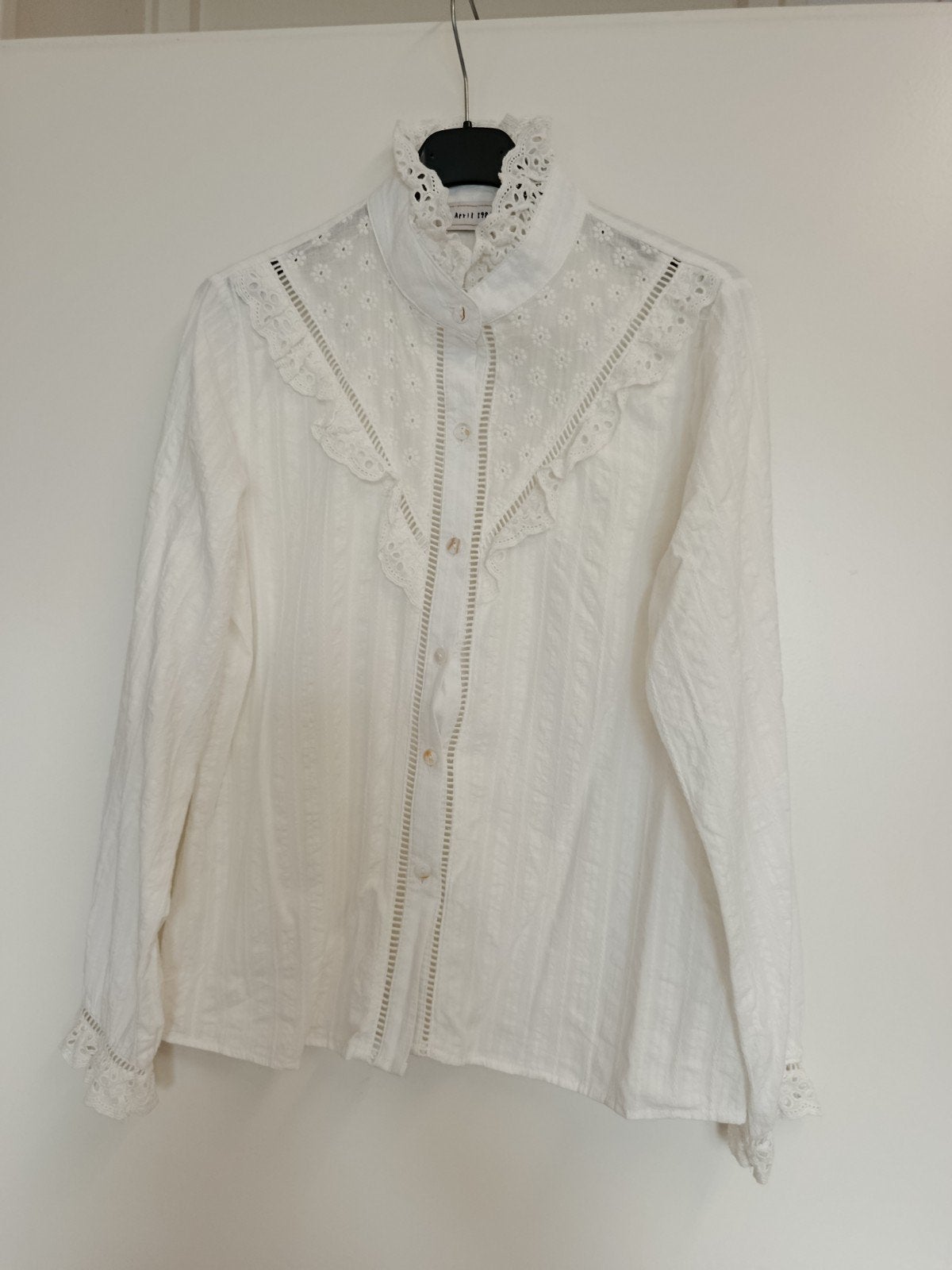 wit broderie blousje mt sm zgan, Kleding | Dames, Blouses en Tunieken, Ophalen of Verzenden, Zo goed als nieuw, Maat 38/40 (M)