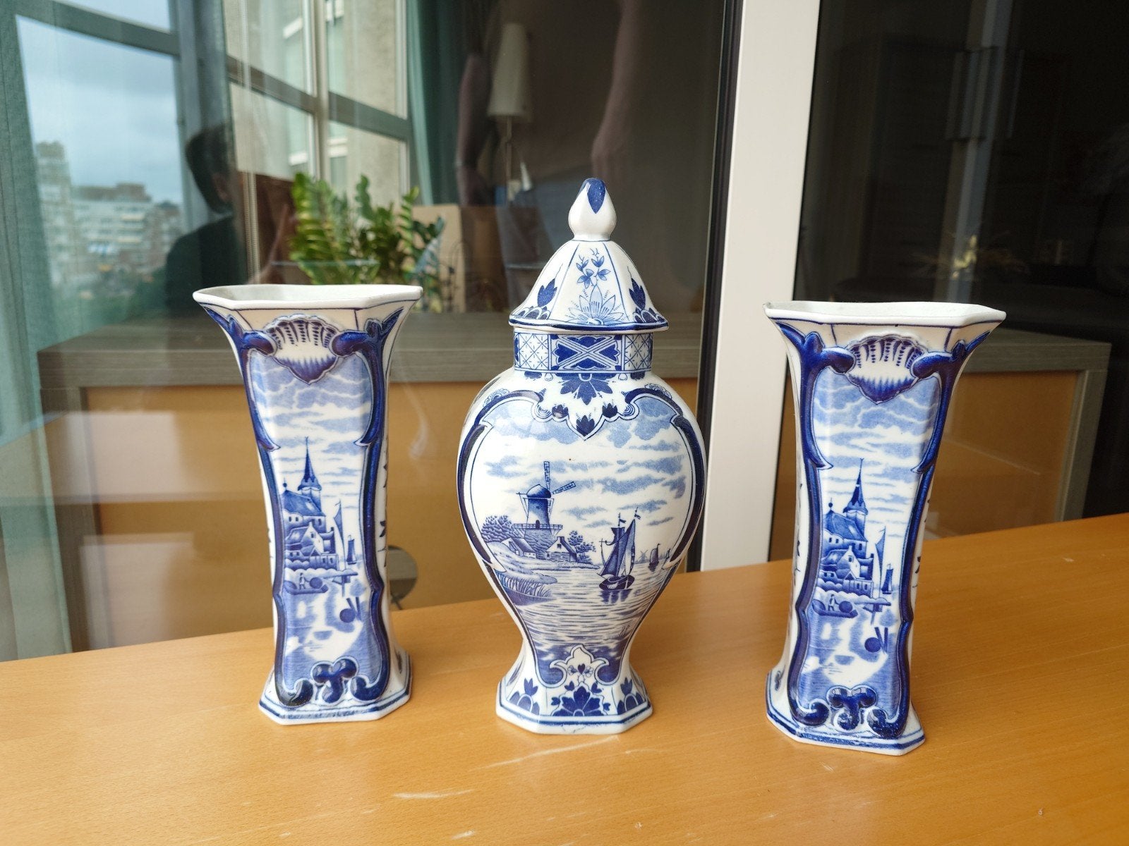 Delfts blauw kaststel (3-delig) met Hollandse landschappen, Ophalen