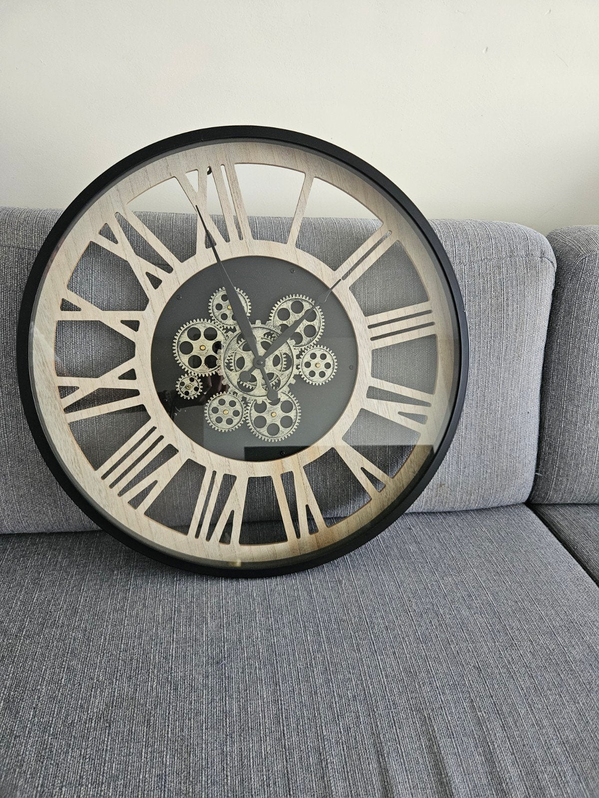 Wandklok met bewegende tandwielen, Ophalen, Gebruikt, Wandklok
