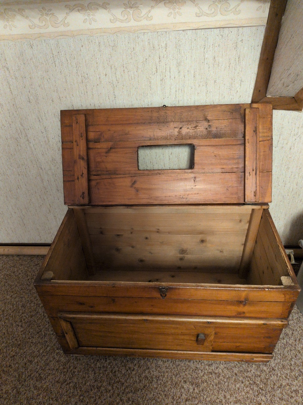 Antieke houten kist met deksel en lade, Ophalen