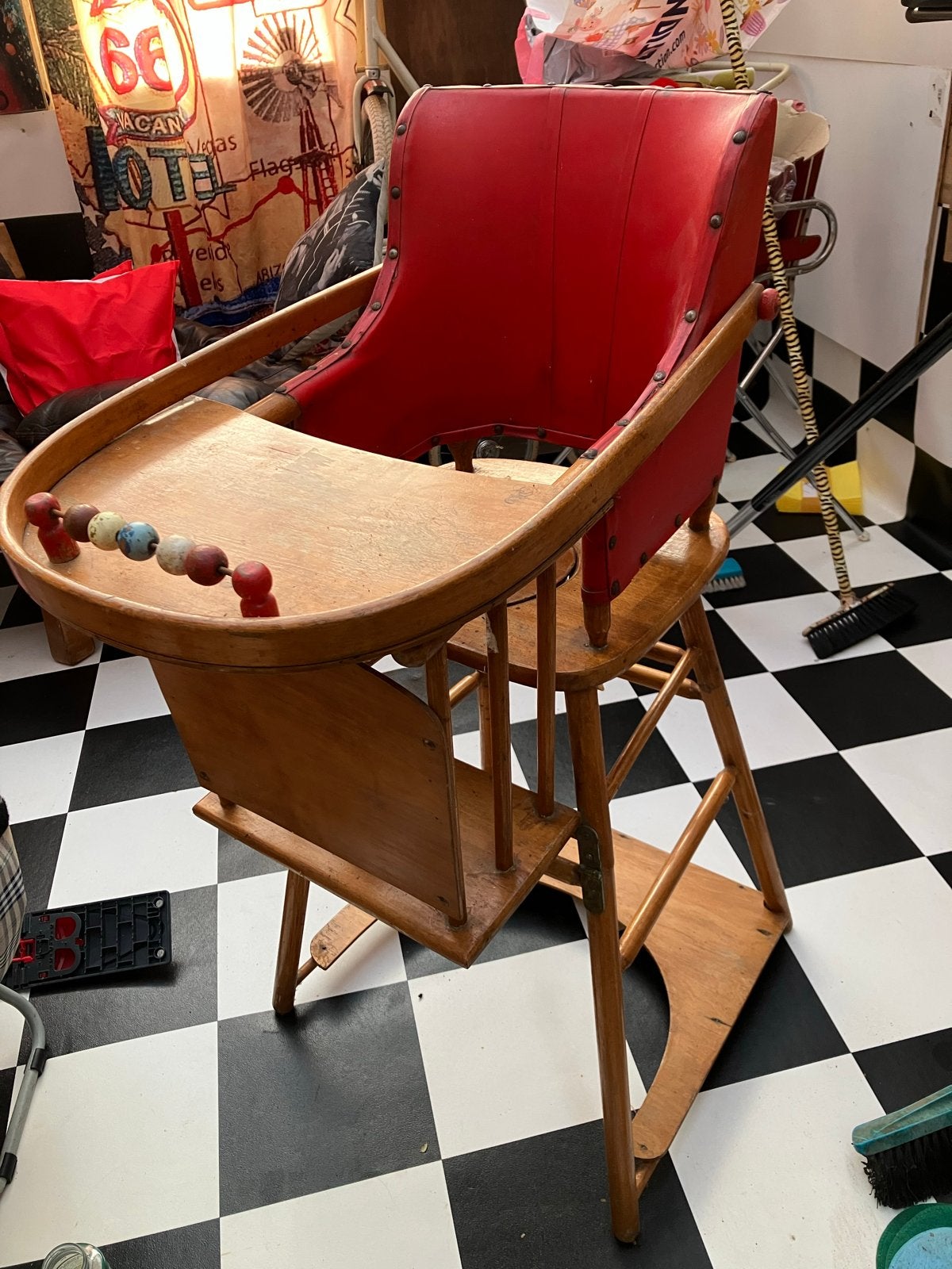 Vintage houten kinderstoel met rood zitje, Ophalen of Verzenden, Gebruikt, Overige typen, Aanschuifbaar