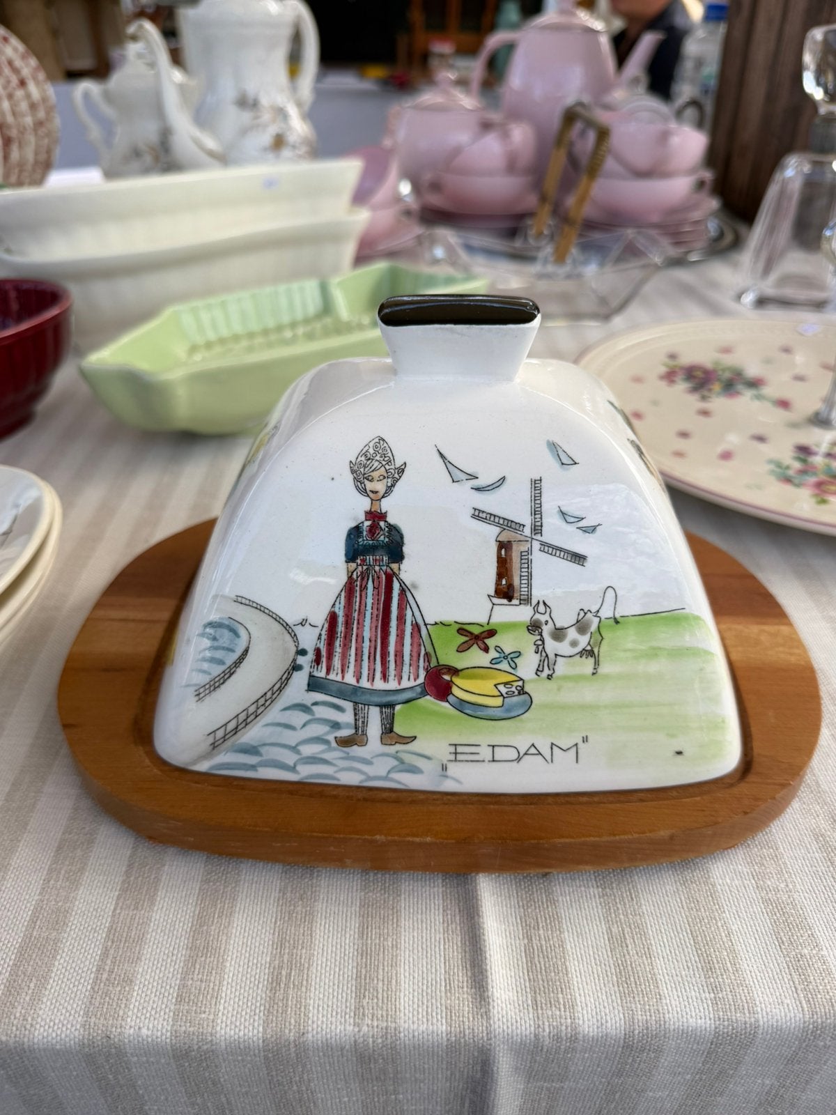Vintage kaasstolp met houten plateau – Emmentaler & Edam, Steen/keramiek, Ophalen of Verzenden, Gebruikt, Met deksel