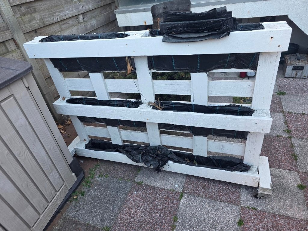 Wit gepimpte pallet‑tuinscherm met verticale tuin, Ophalen, Gebruikt