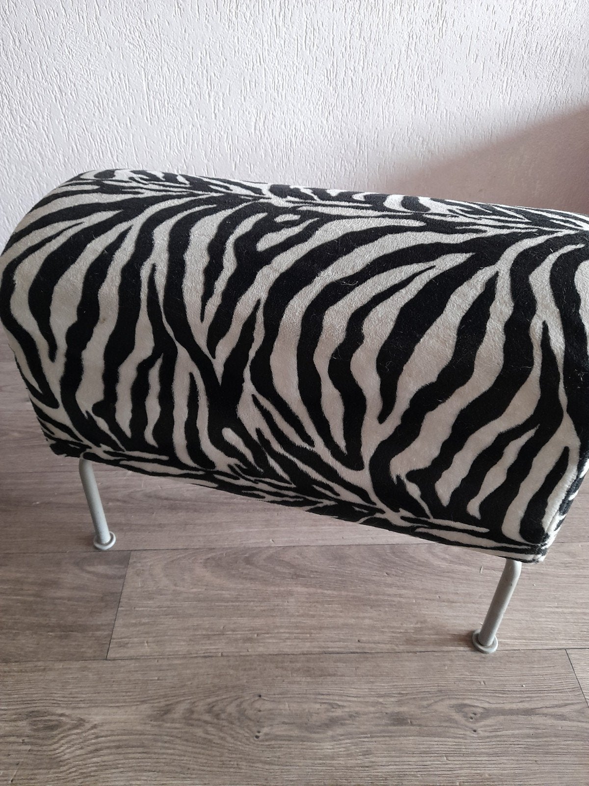 Zebra print voetenbankje, Ophalen, 50 tot 75 cm, Zo goed als nieuw, Rechthoekig