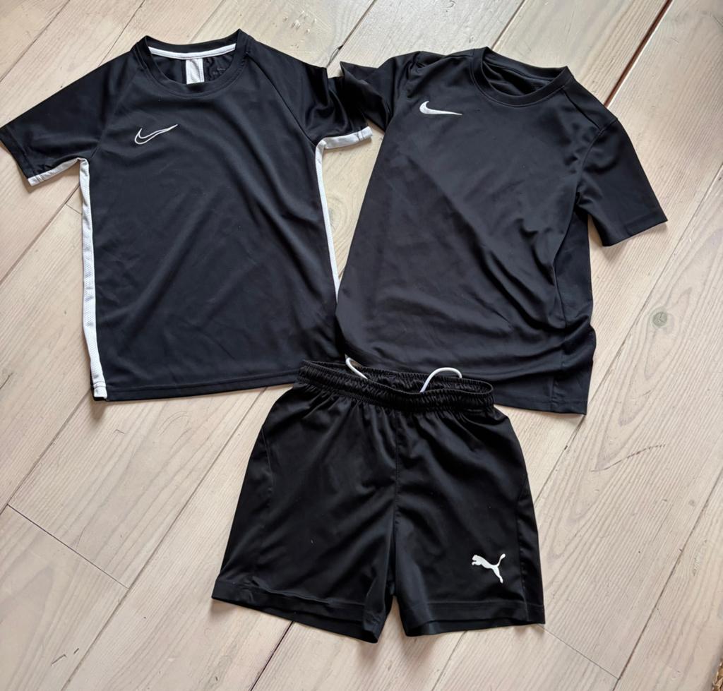 Sportkleding Puma en Nike broek en 2 shirts maat S 128, Ophalen of Verzenden, Zo goed als nieuw, Jongen of Meisje, Sport- of Zwemkleding