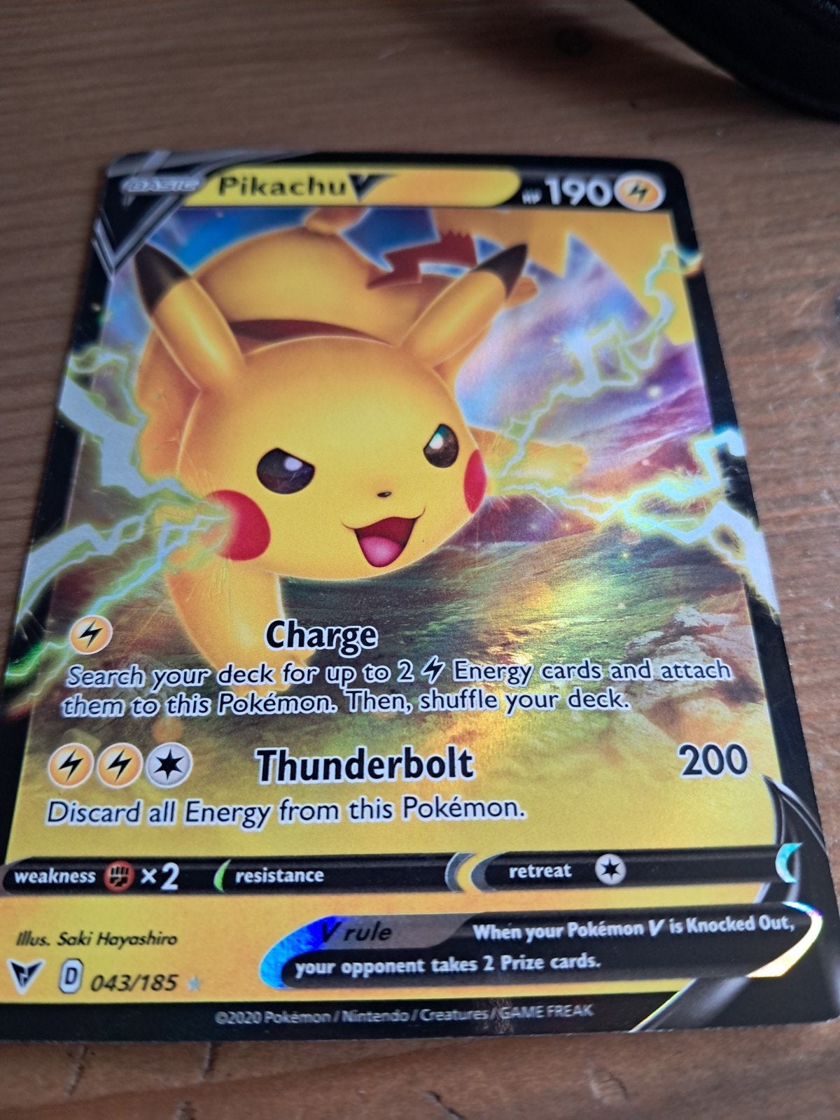 Pokémon Kaart: Pikachu V (043/185) - Zo goed als nieuw, Ophalen of Verzenden, Zo goed als nieuw, Losse kaart, Foil