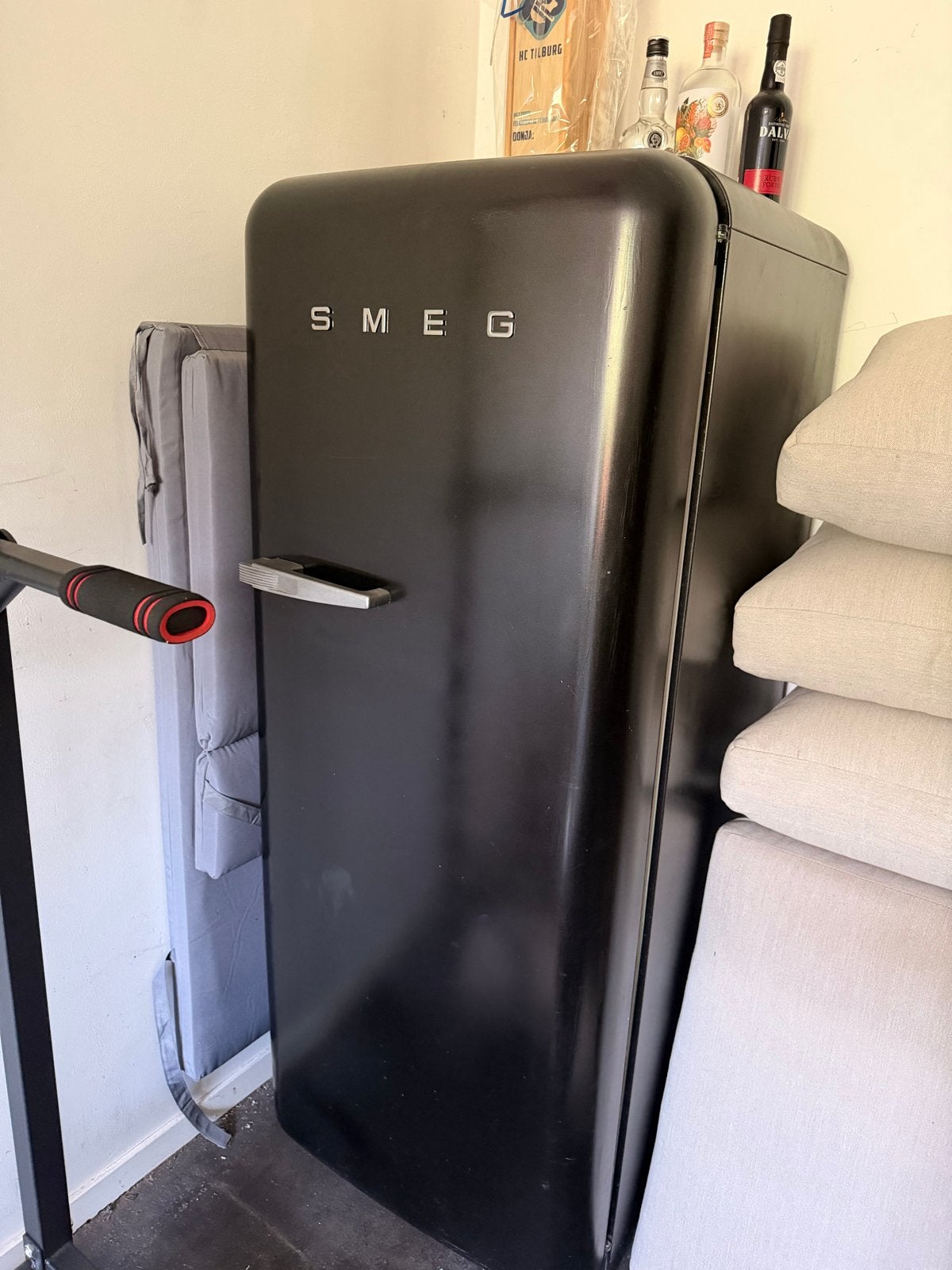 Zwart overgespoten Smeg koelkast, werkt nog goed, Witgoed en Apparatuur, 150 tot 200 liter, 60 cm of meer, Ophalen of Verzenden