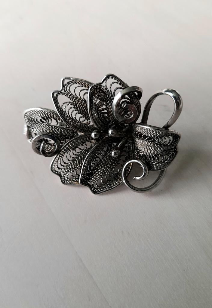 Mooie zilver kleurige filigraan broche, Sieraden, Tassen en Uiterlijk, Overige materialen, Minder dan 4 cm, Ophalen of Verzenden