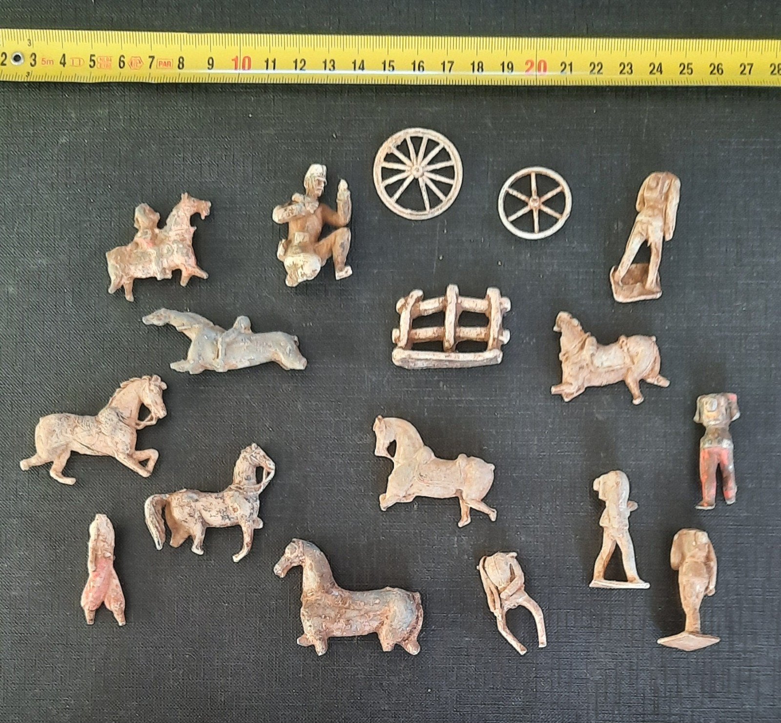 Oude loden speelgoedfiguren: paarden, ruiters en wielen, Ophalen of Verzenden