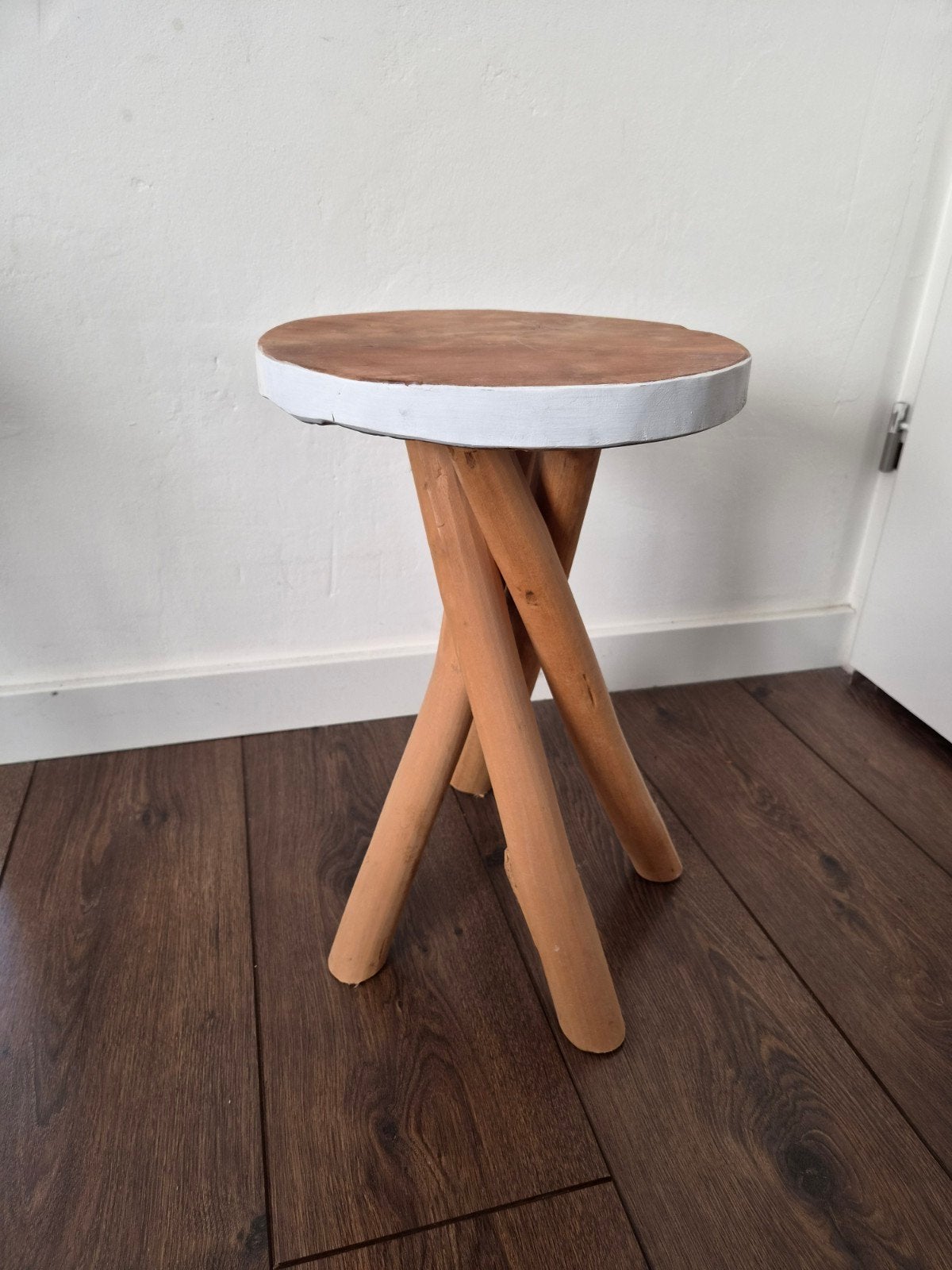 Decoratieve houten kruk met wit accent, Ophalen of Verzenden, Gebruikt, Hout