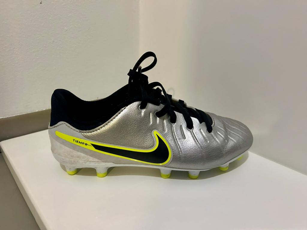 Voetbalschoenen nike maat 32, Maat XS of kleiner, Ophalen, Zo goed als nieuw, Schoenen