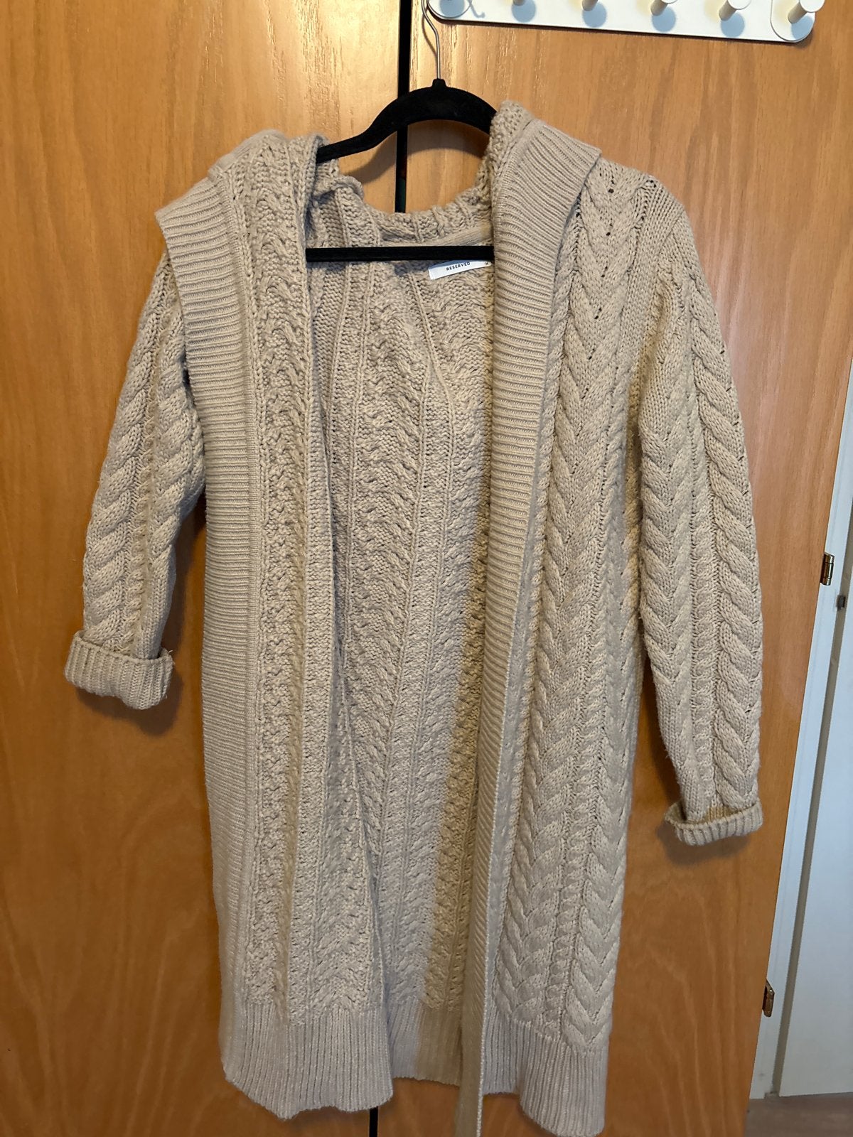 Dames Beige Gebreid Vest met Capuchon van “Reserved”, Ophalen of Verzenden, Gedragen, Maat 38/40 (M), Beige