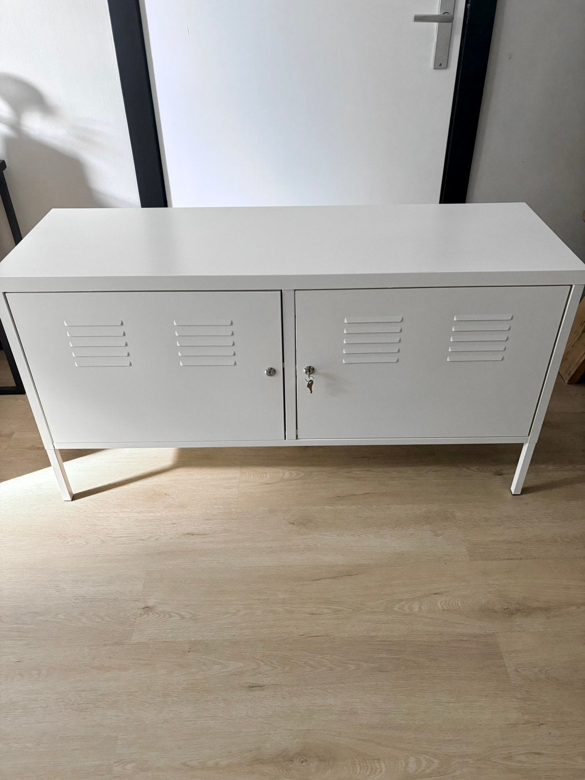 Wit metalen ikea tv-meubel met deuren, 118x40x63cm, Ophalen, Gebruikt, 100 tot 150 cm, Minder dan 100 cm