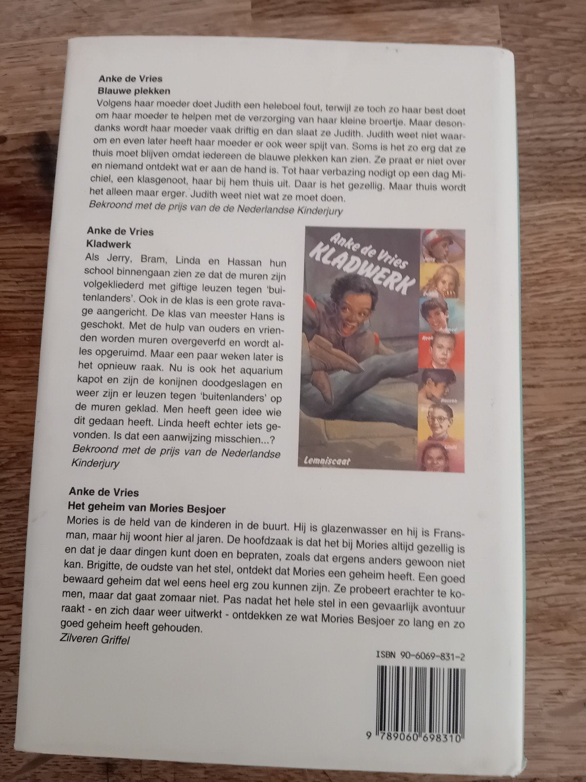 Blauwe plekken - Anke de Vries (hardcover), Ophalen of Verzenden, Gelezen, Anke de Vries, Fictie