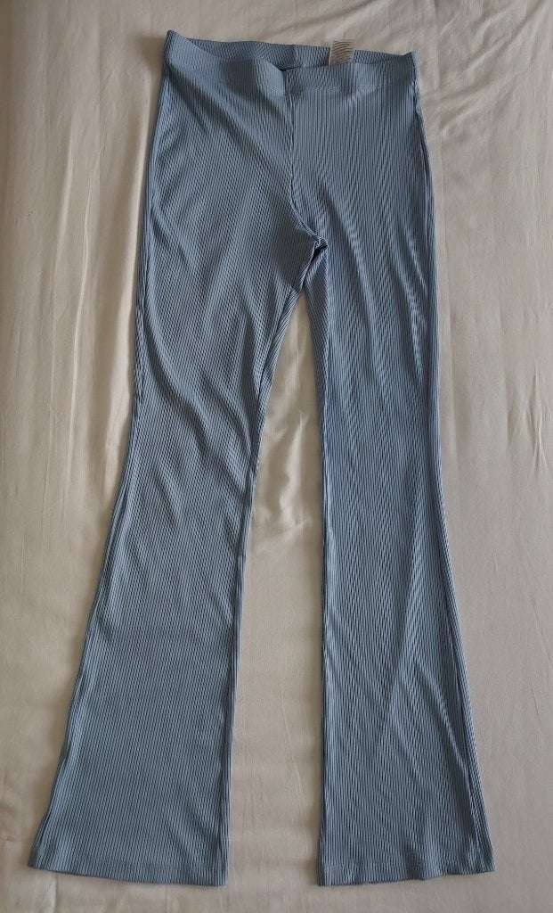 H&M Divided flared geribbelde tricot broek lichtblauw, Kleding | Dames, Maat 38/40 (M), H&M Divided, Verzenden, Blauw