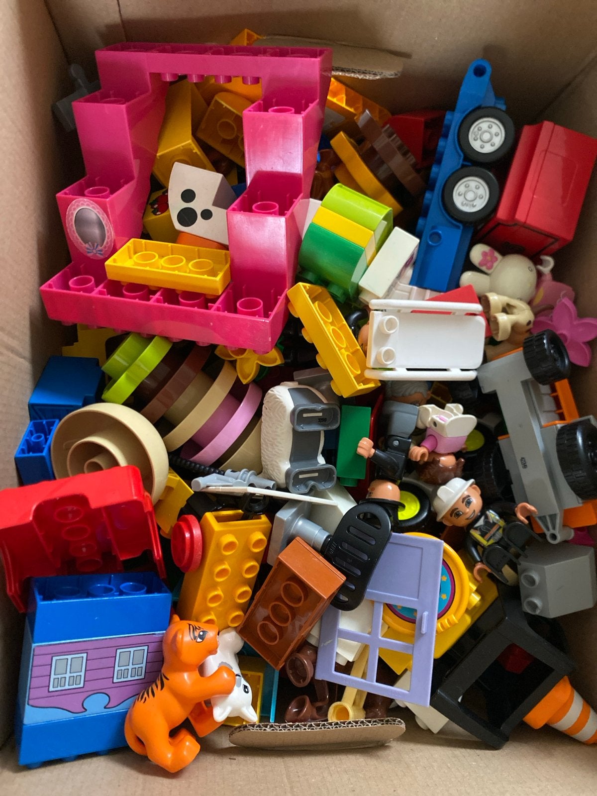 Twee grote dozen met diverse Lego Duplo blokken en figuren, Inclusief minifiguren, Gebruikt, Ophalen of Verzenden, Duplo