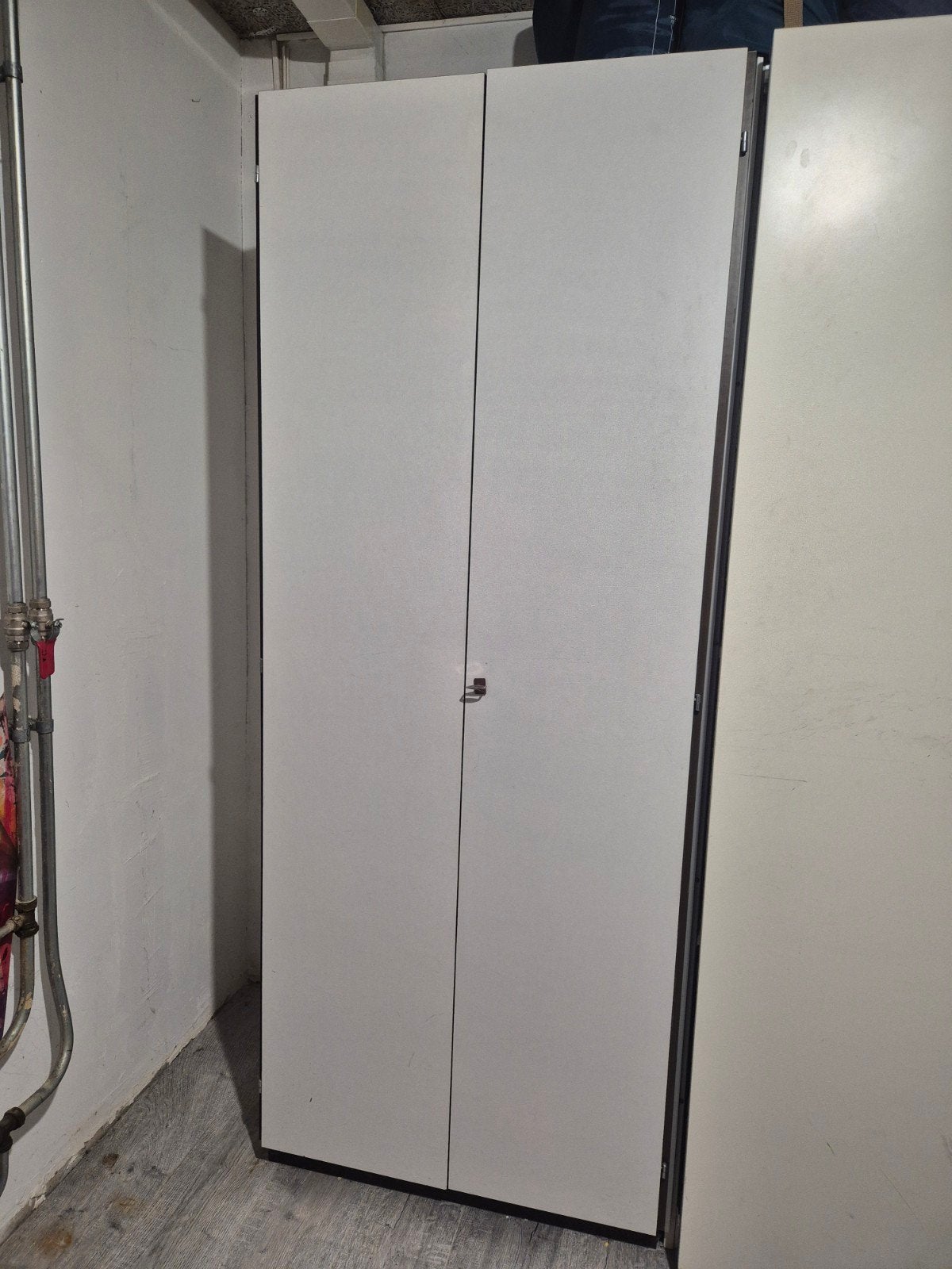 Witte kledingkast met hangruimte en planken, Met deur(en), Gebruikt, Modern, 150 tot 200 cm