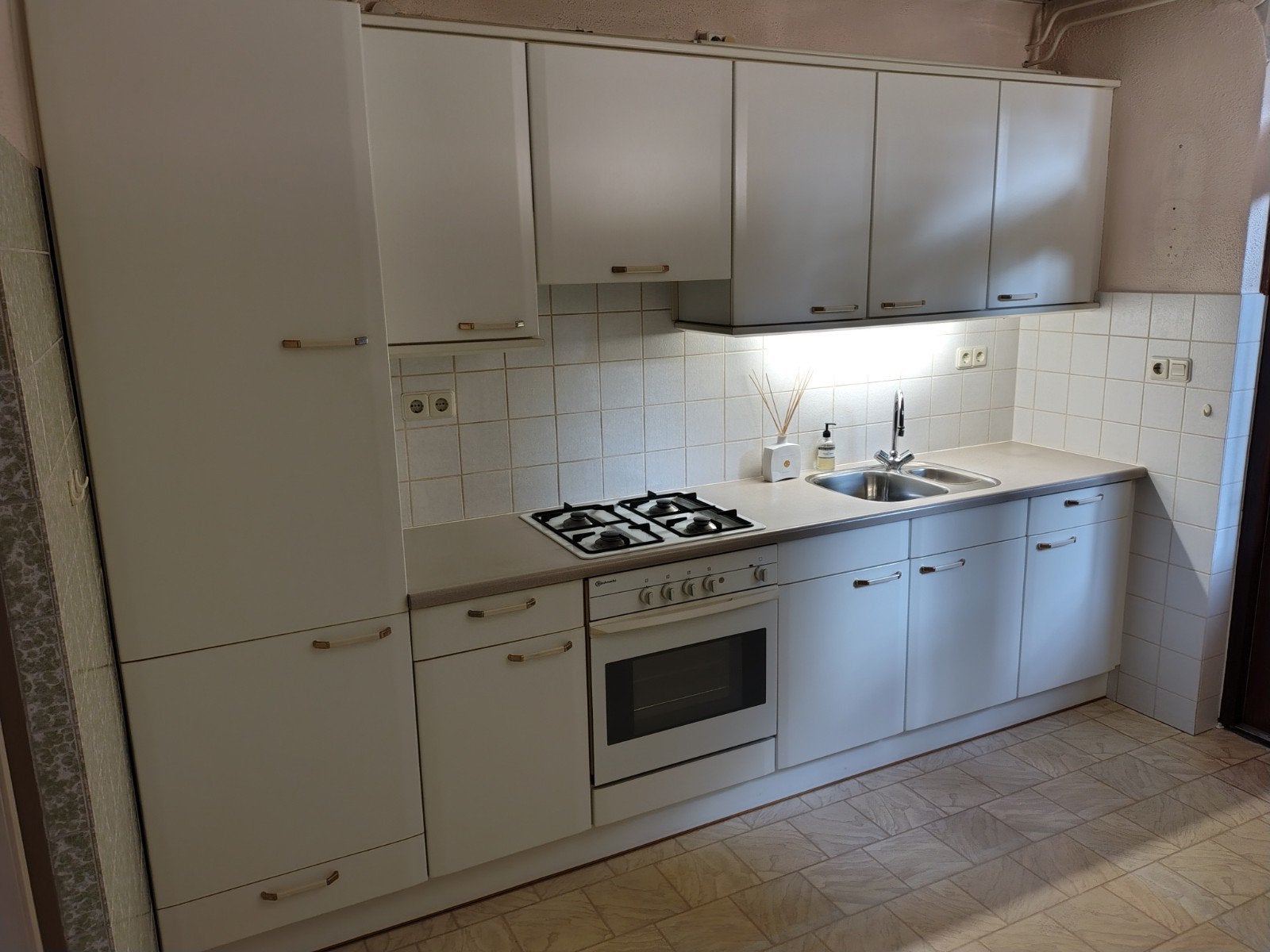 Complete witte keuken met inbouwapparatuur, GRATIS!, Huis en Inrichting, Ophalen, Gebruikt, Wit, Enkelwandige keuken