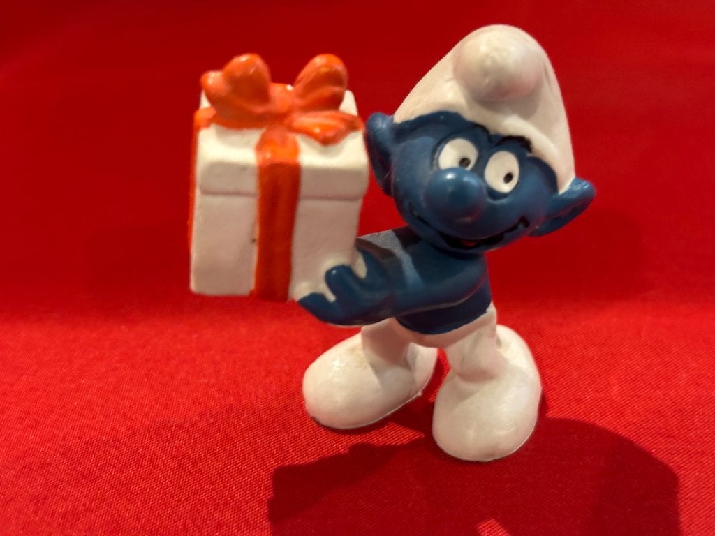 Lolsmurf smurf met cadeau .Kadosmurf Peyo Bully West Germany, Ophalen, Zo goed als nieuw, Lolsmurf, Poppetje, Figuurtje of Knuffel