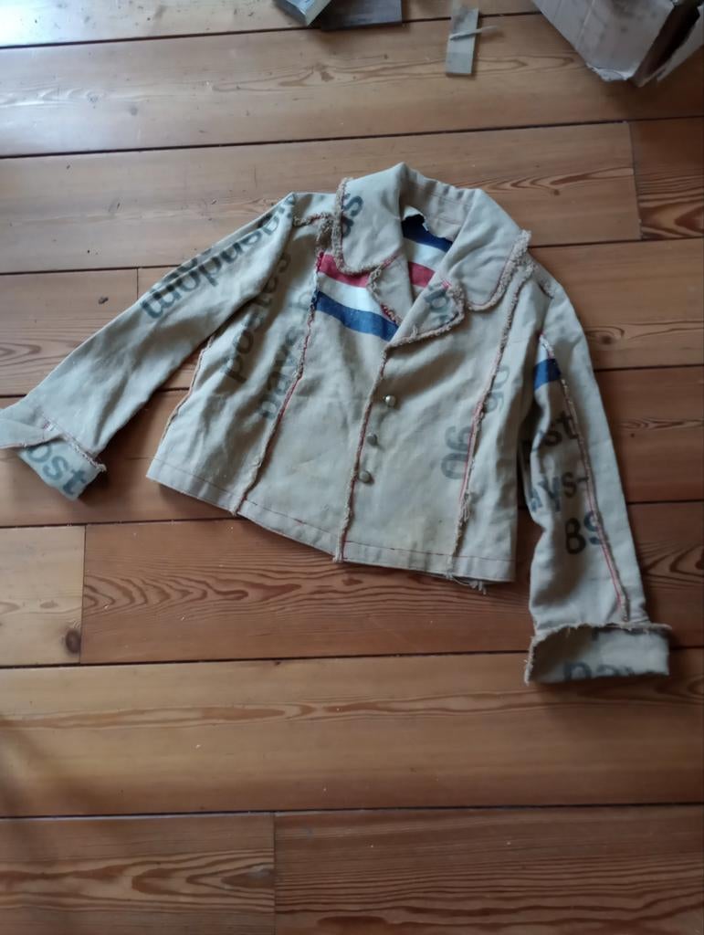 PTT jasje maar 42 met rode stiksels, Ophalen of Verzenden, Zo goed als nieuw, Maat 42/44 (L), Rood